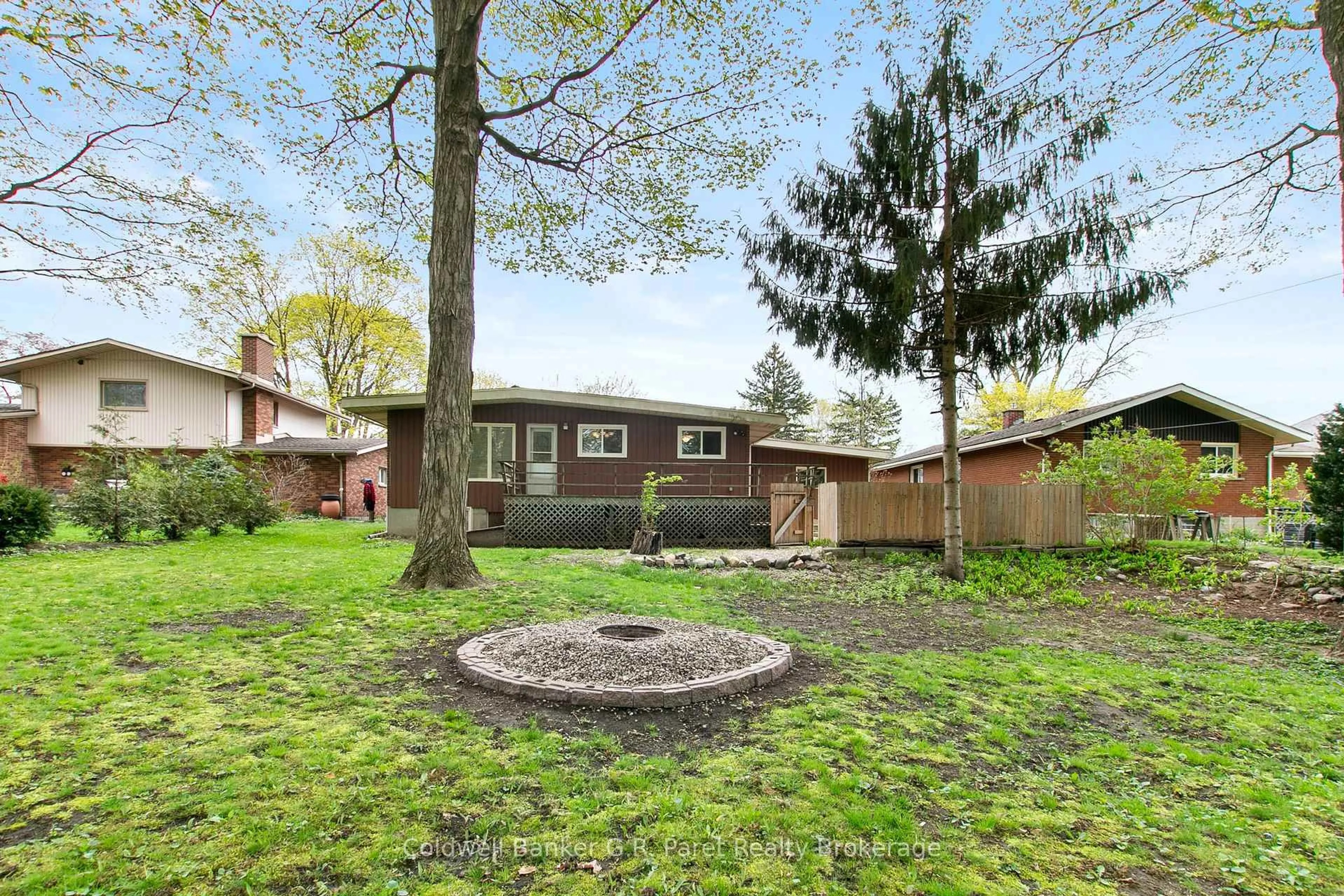 Patio, street for 105 Queen St, Tillsonburg Ontario N4G 3H4