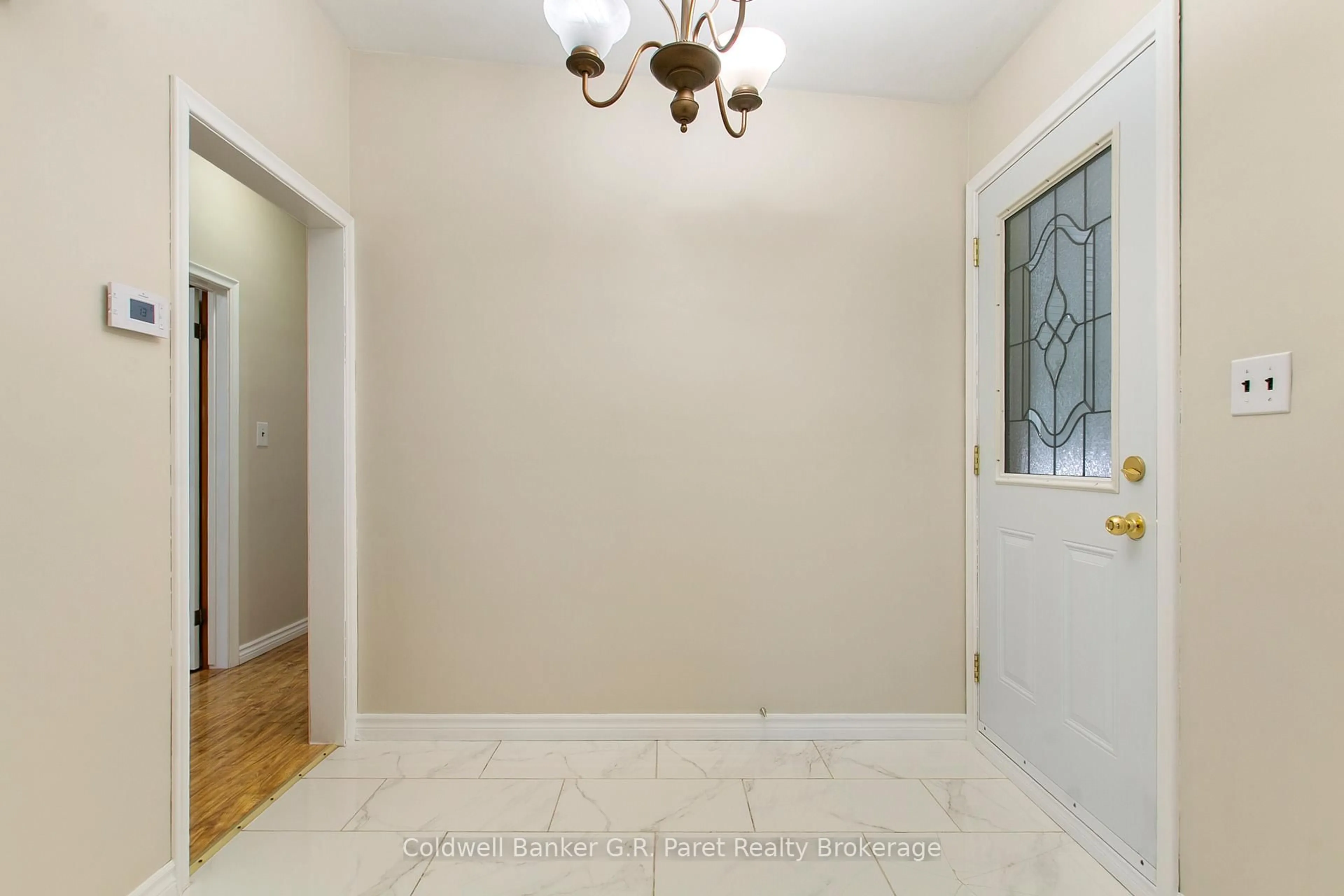 Indoor entryway for 105 Queen St, Tillsonburg Ontario N4G 3H4
