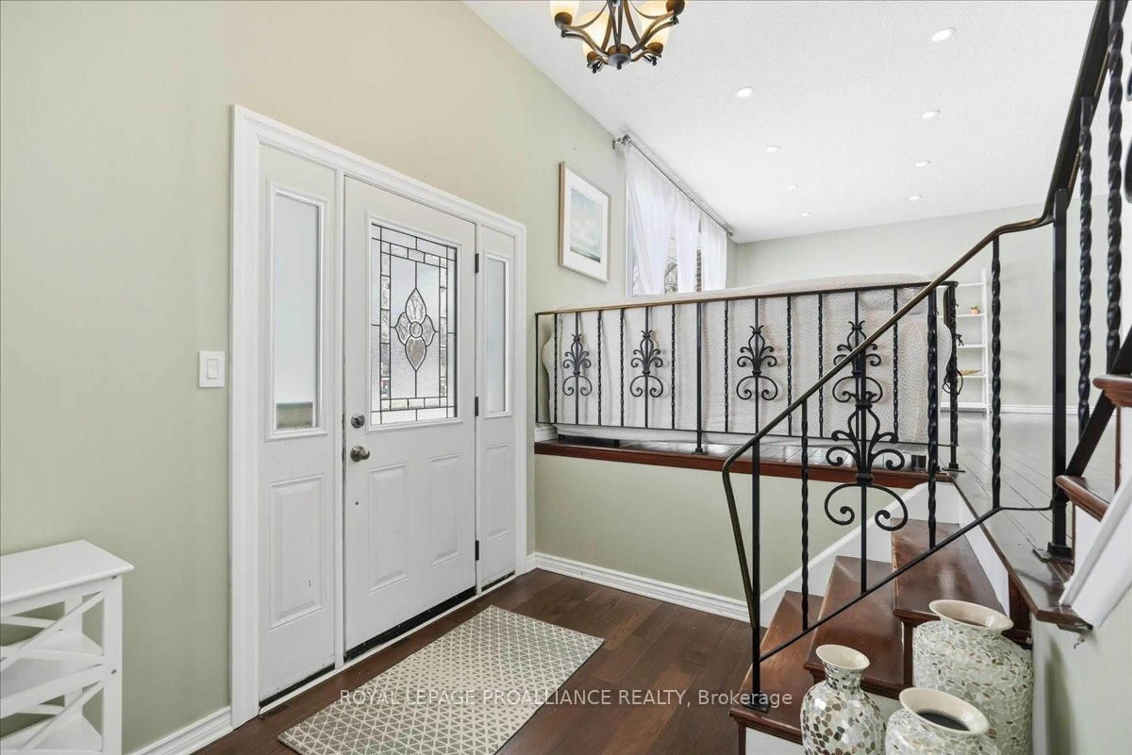 Indoor entryway for 15 Thorncliffe Dr, Belleville Ontario K8P 4L3
