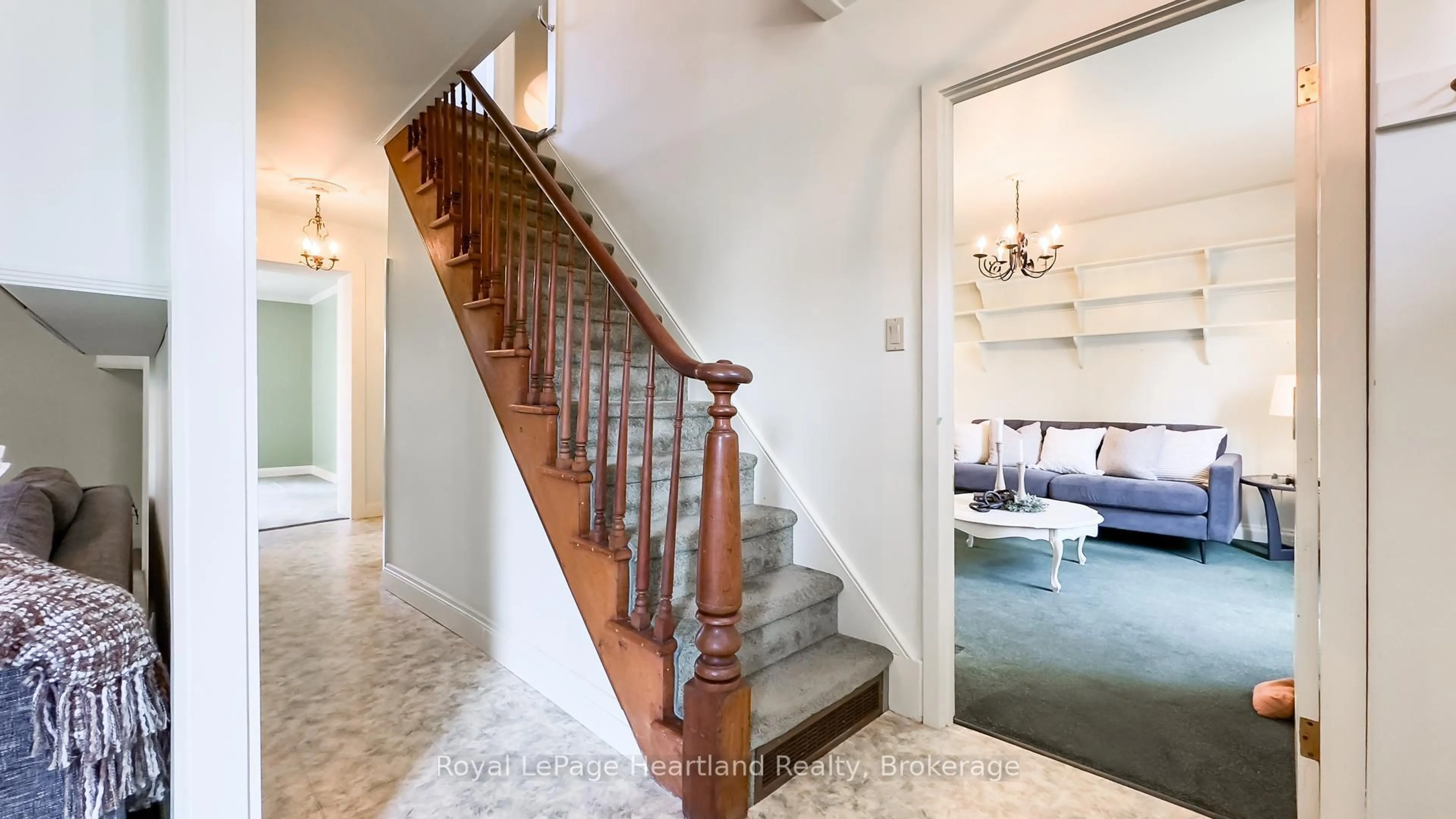 Indoor foyer for 25 Wellington St, Goderich Ontario N7A 2W6