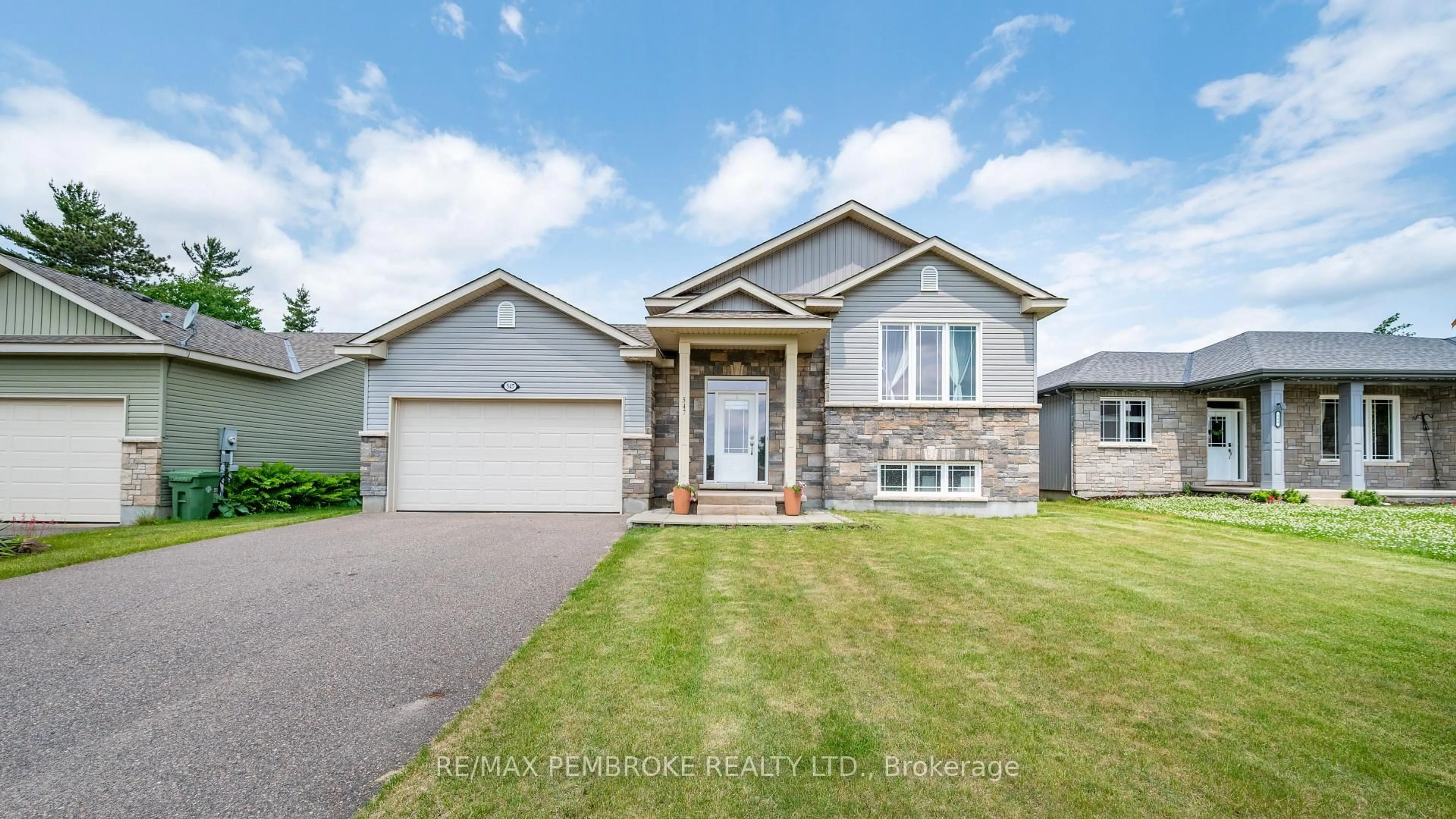 Home with vinyl exterior material, street for 547 Gardner Cres, Petawawa Ontario K8H 0C4