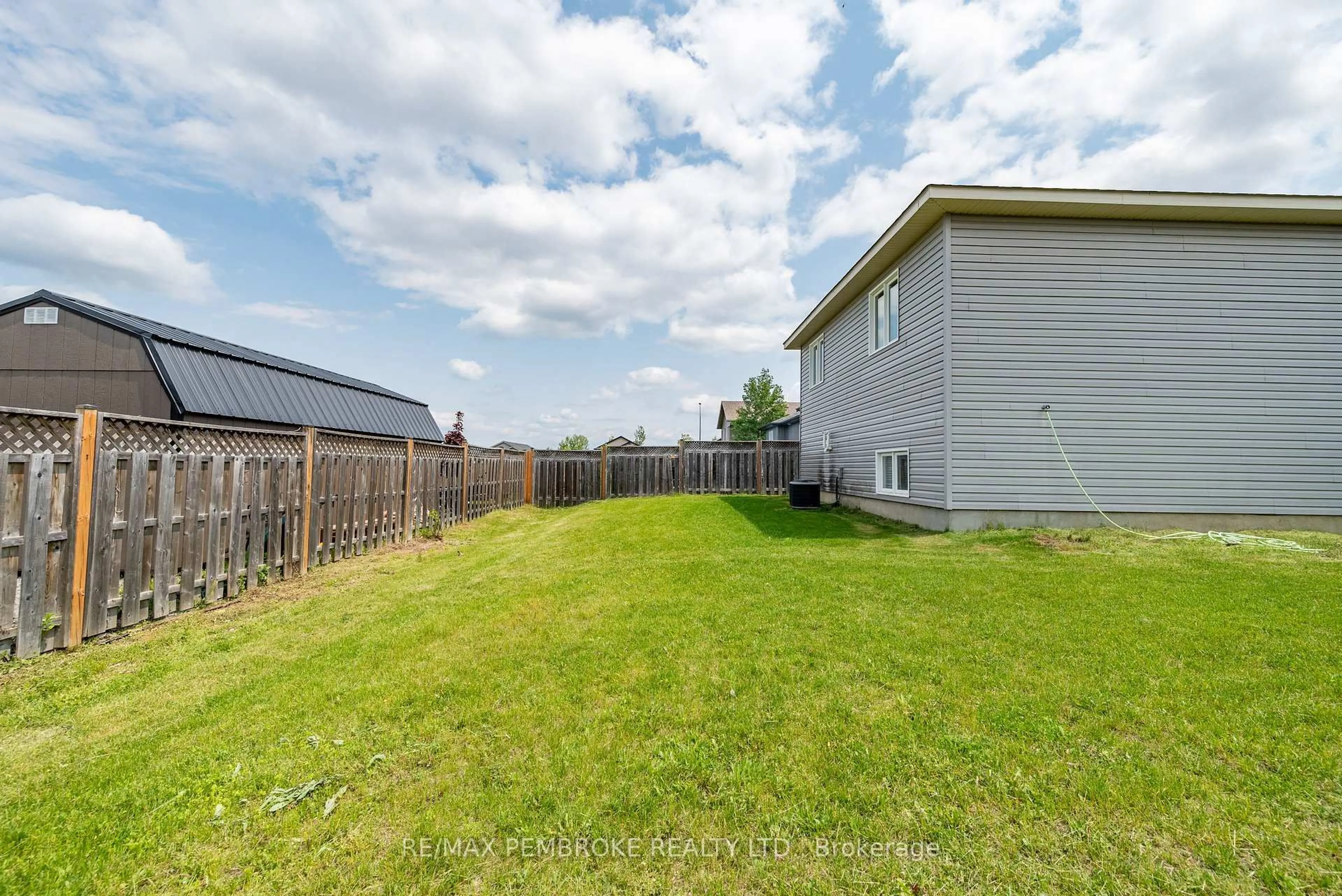 Unknown for 547 Gardner Cres, Petawawa Ontario K8H 0C4