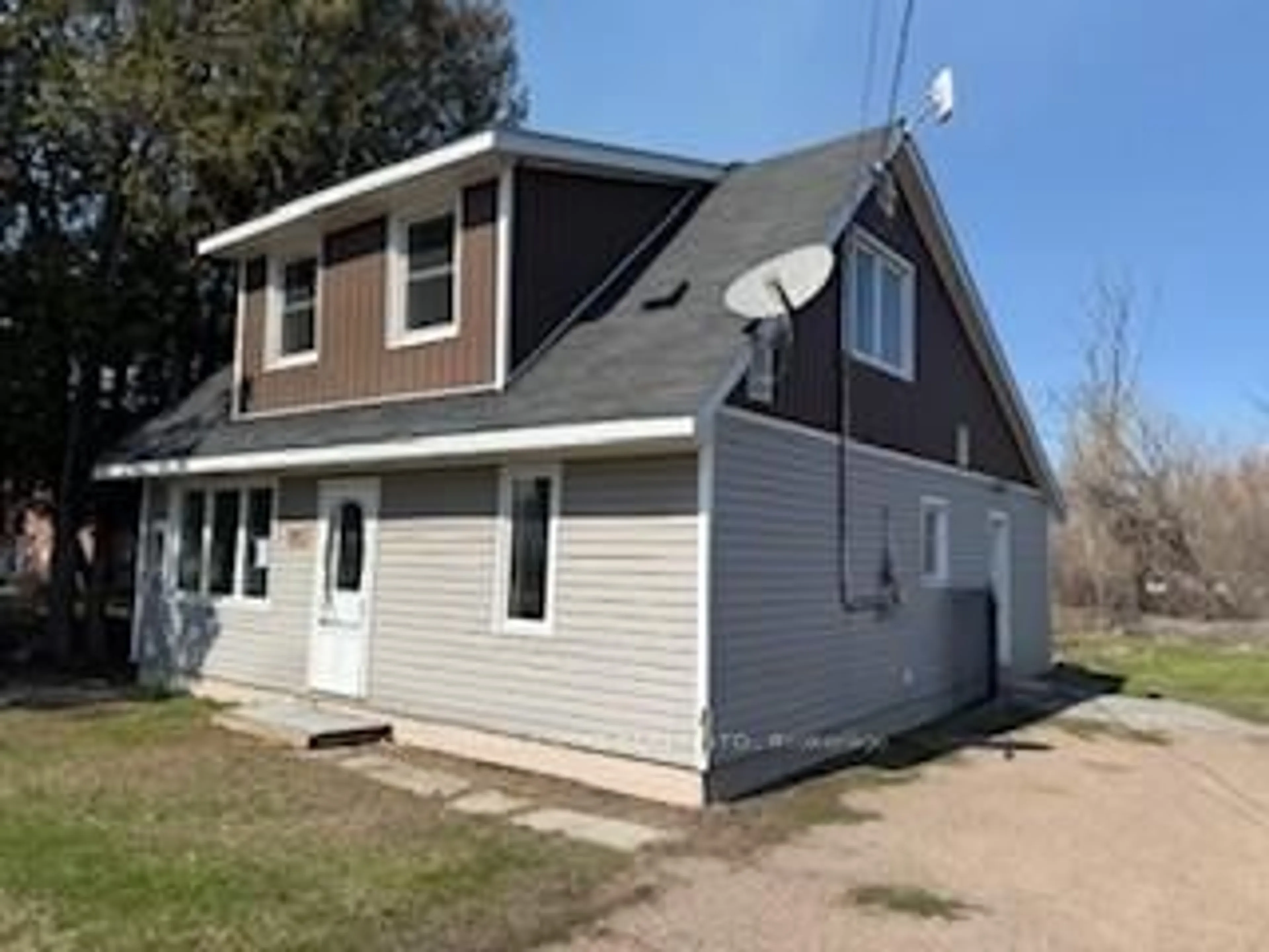 Home with vinyl exterior material, street for 297 Julien St, Pembroke Ontario K8A 3P6