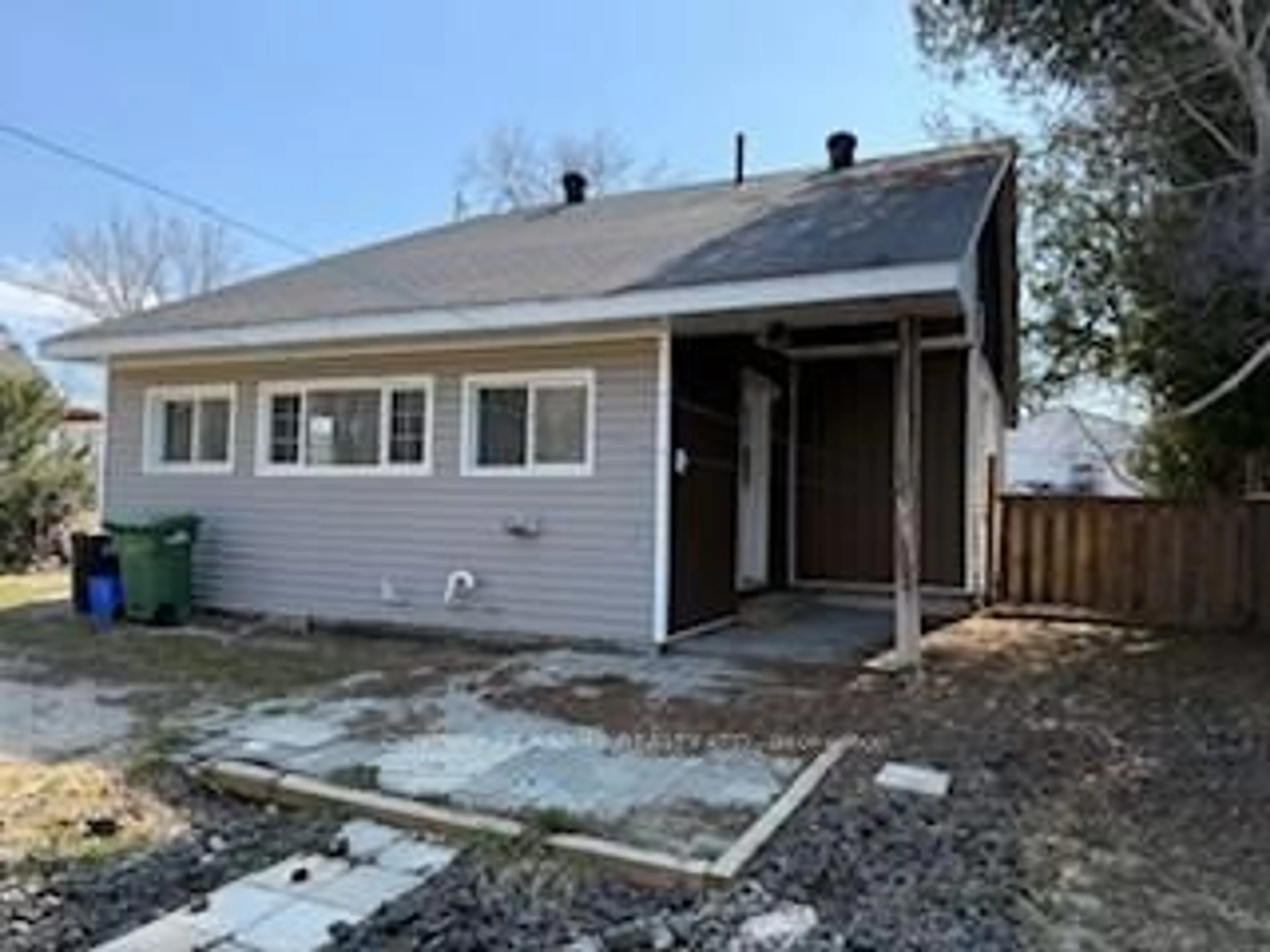 Home with vinyl exterior material, street for 297 Julien St, Pembroke Ontario K8A 3P6