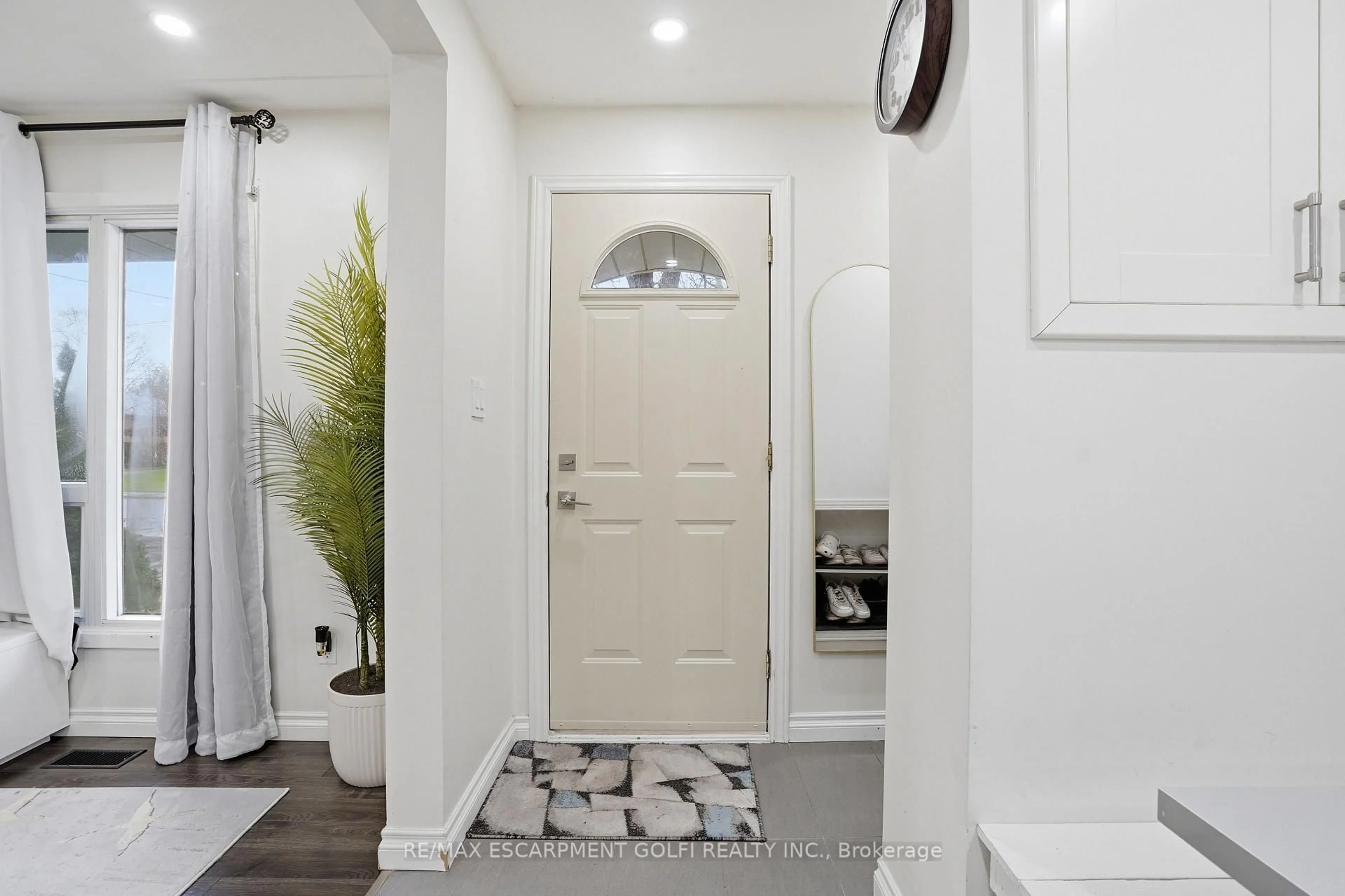 Indoor entryway for 107 DESCHENE Ave, Hamilton Ontario L9A 3J9