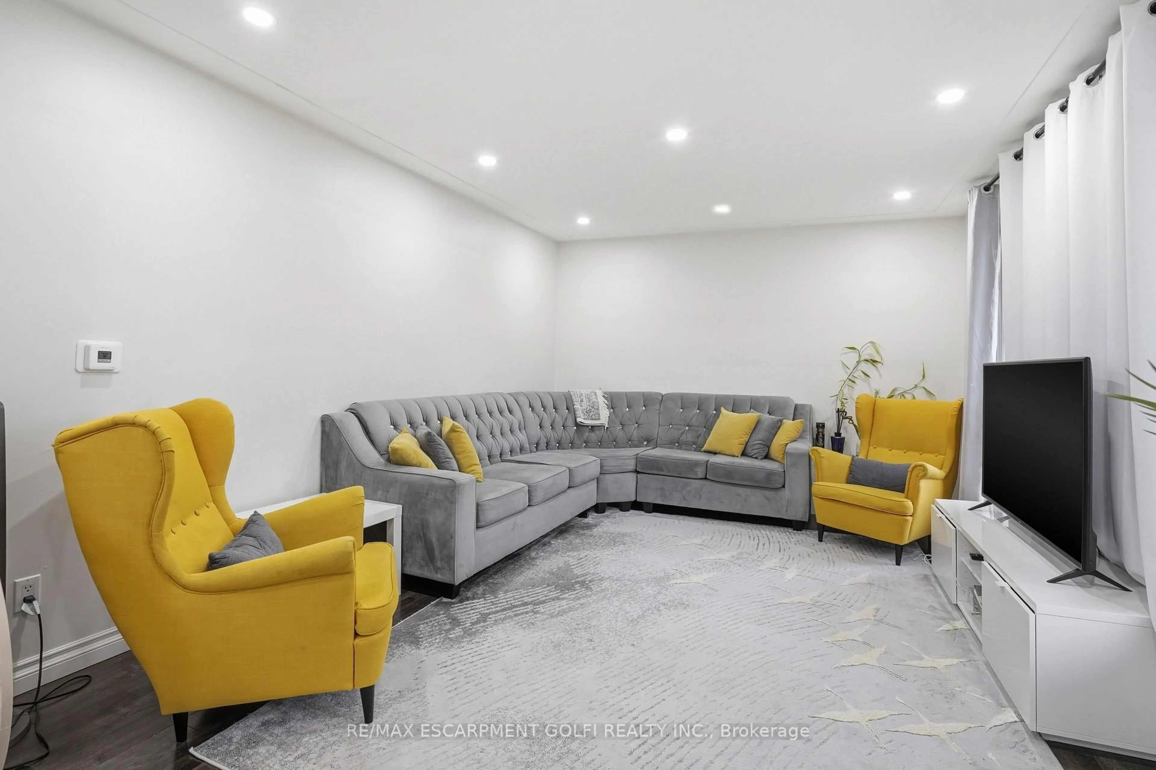 Living room with furniture, unknown for 107 DESCHENE Ave, Hamilton Ontario L9A 3J9