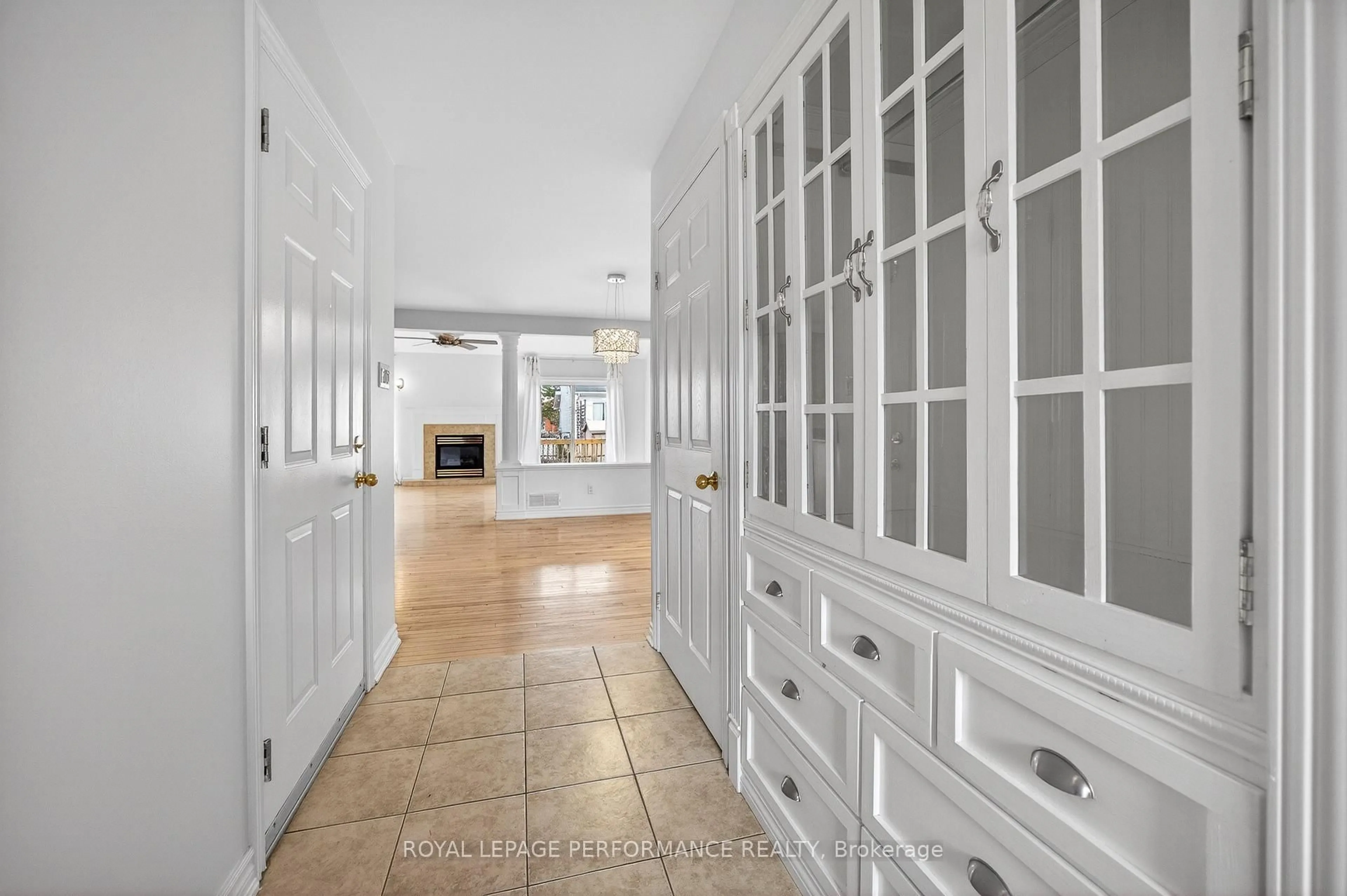 Indoor foyer for 2694 Sylvain St, Clarence-Rockland Ontario K4K 1V3