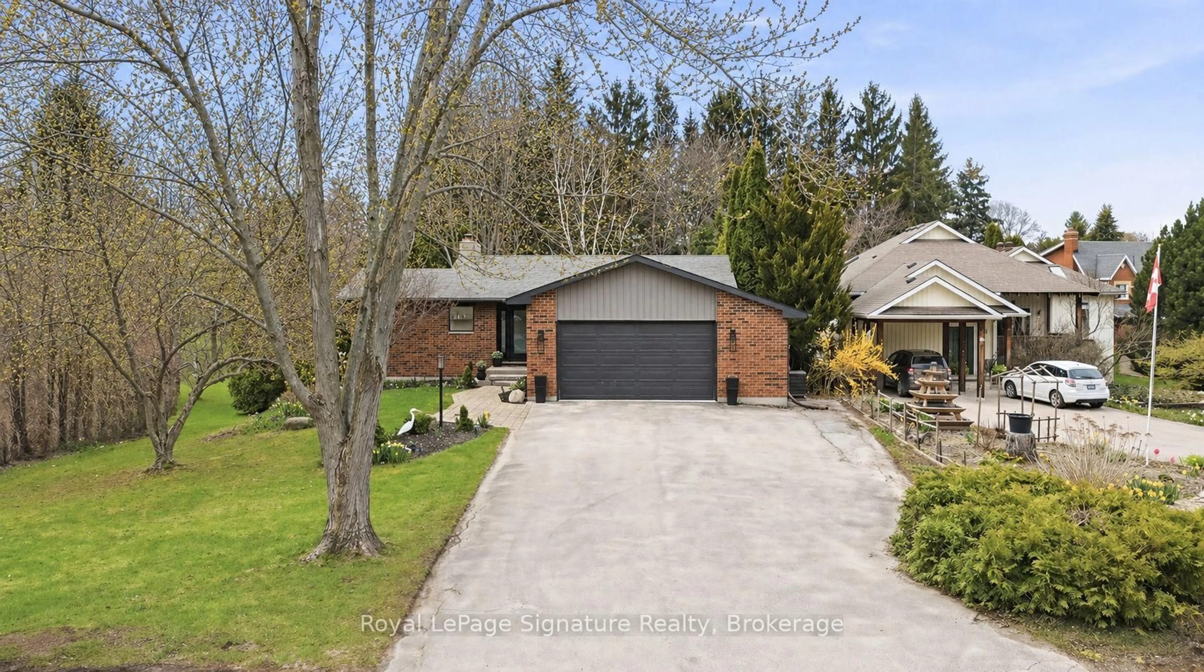 A pic from outside/outdoor area/front of a property/back of a property/a pic from drone, street for 98 Moore Cres, Blue Mountains Ontario N0H 2P0