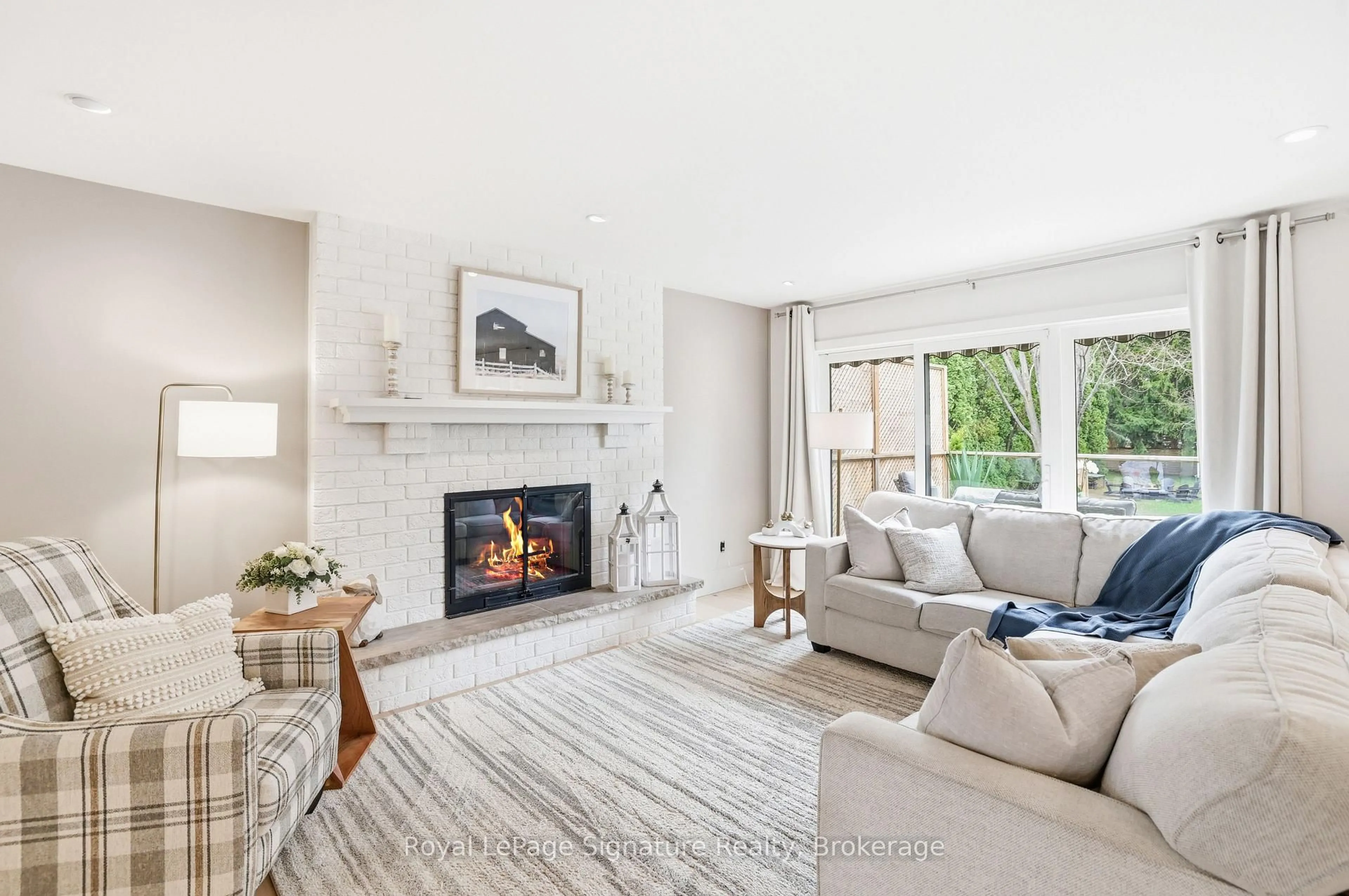 Living room with furniture, unknown for 98 Moore Cres, Blue Mountains Ontario N0H 2P0