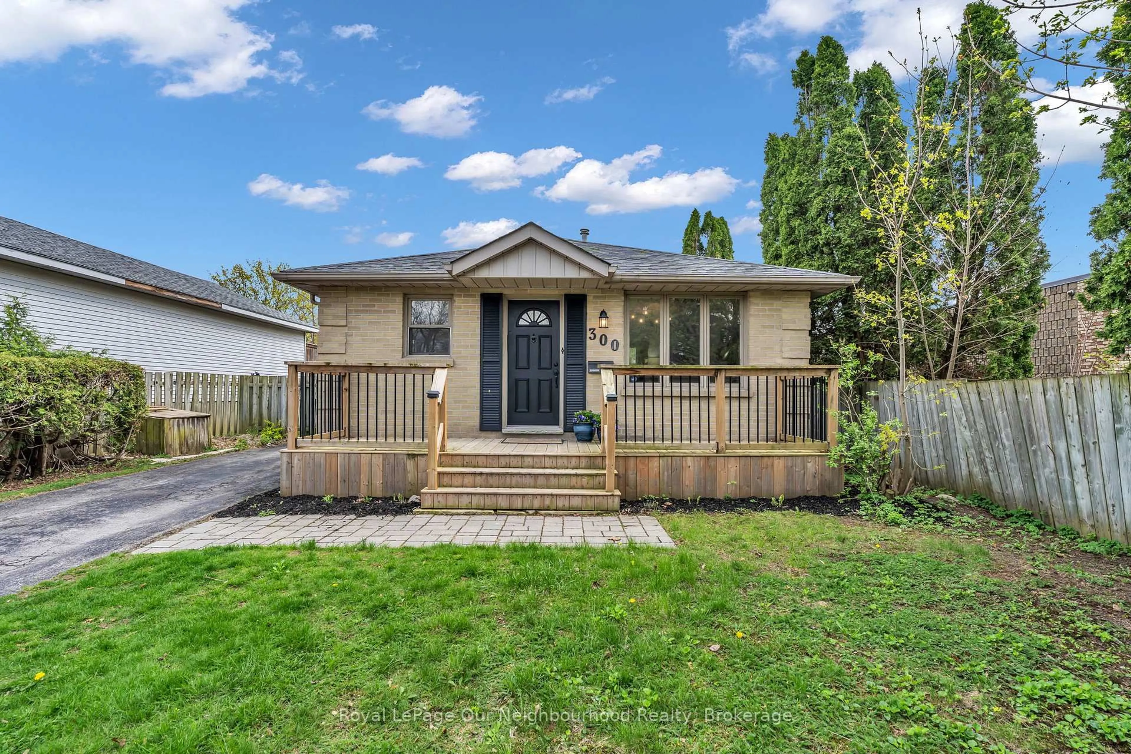 Home with vinyl exterior material, street for 300 Ardsley Cres, London North Ontario N6G 3W7