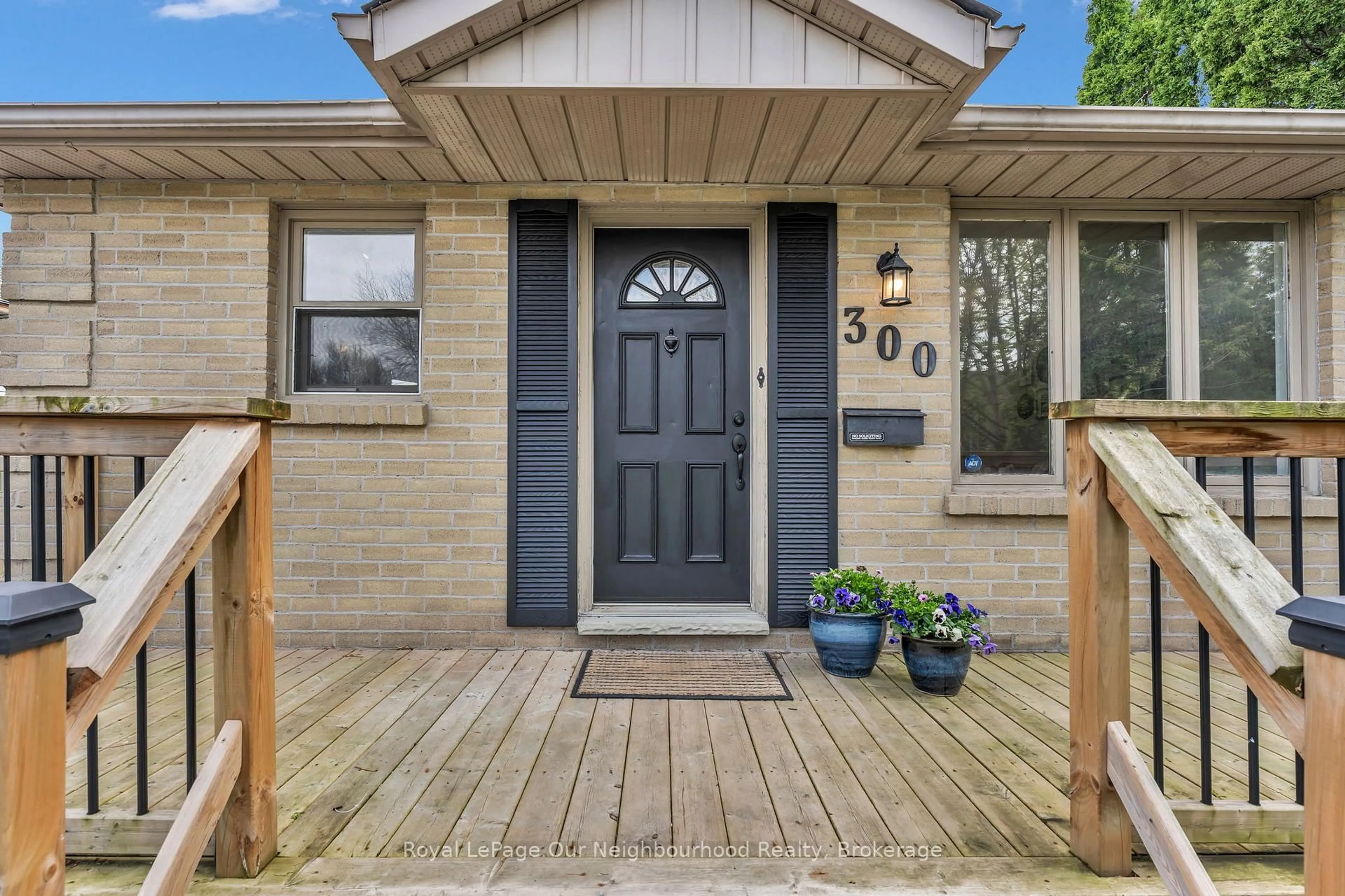 Indoor entryway for 300 Ardsley Cres, London North Ontario N6G 3W7