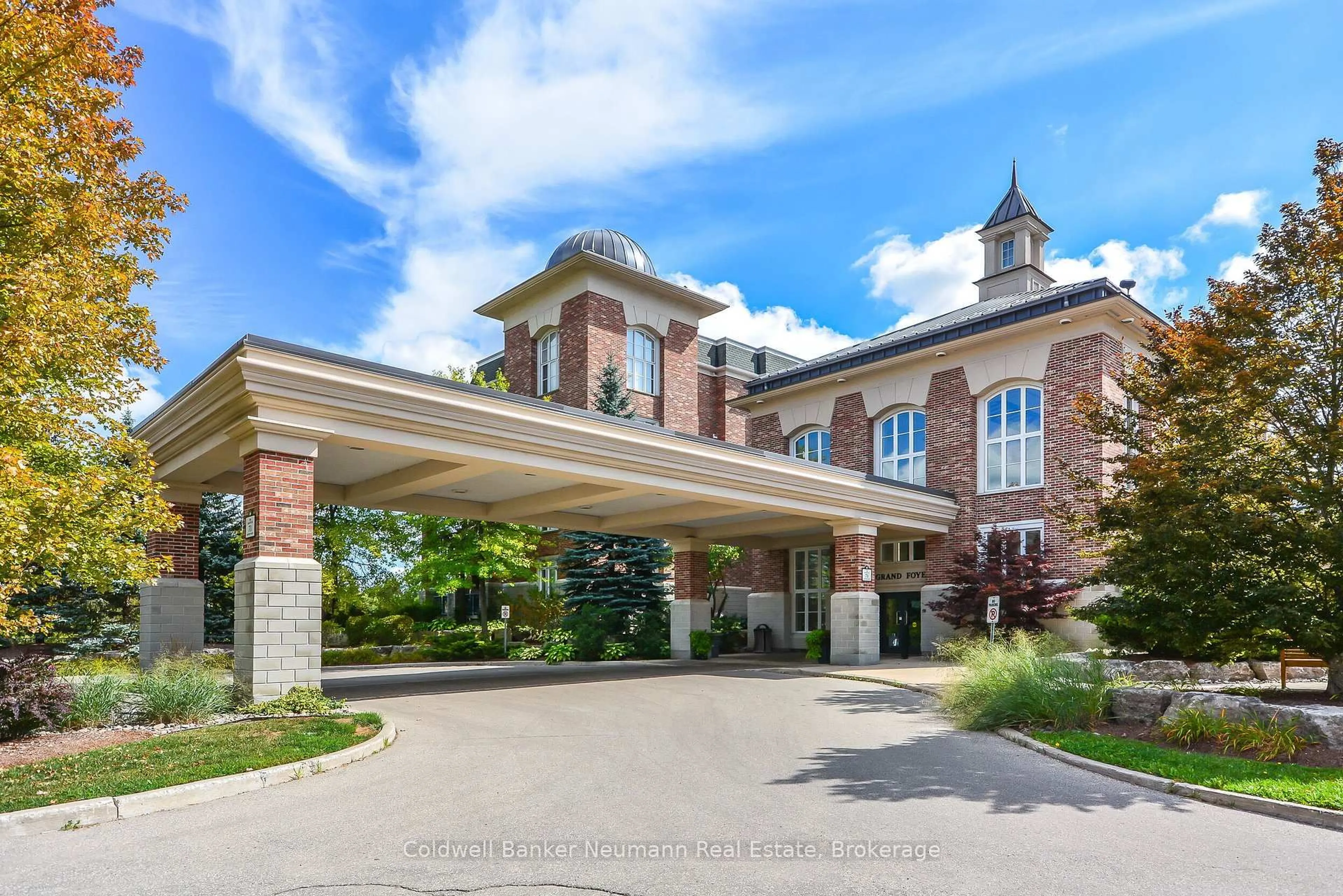 Indoor foyer for 65 Bayberry Dr #202, Guelph Ontario N1G 5K8