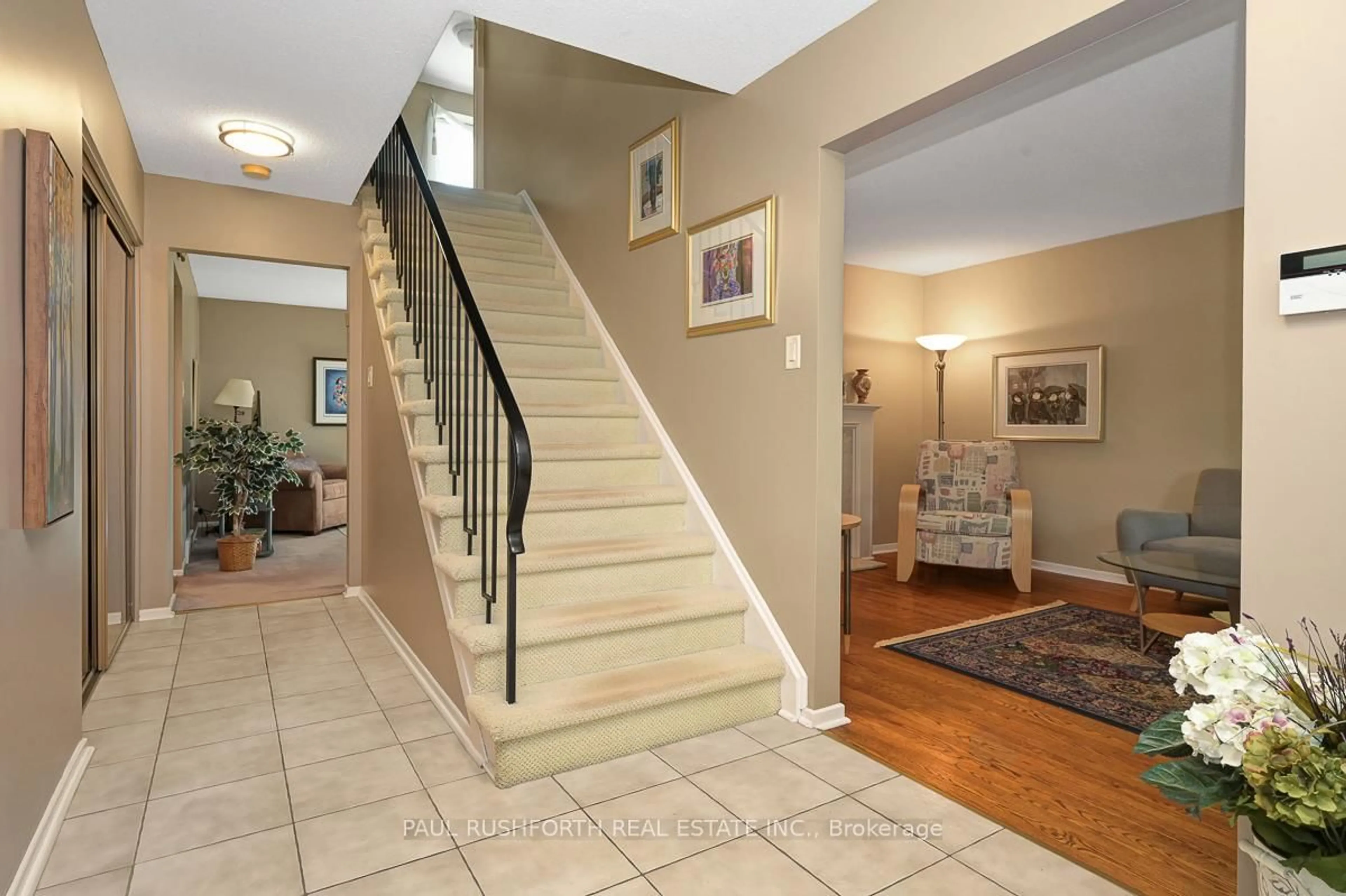 Indoor foyer for 10 Cosburn Ave, Ottawa Ontario K2H 8A1