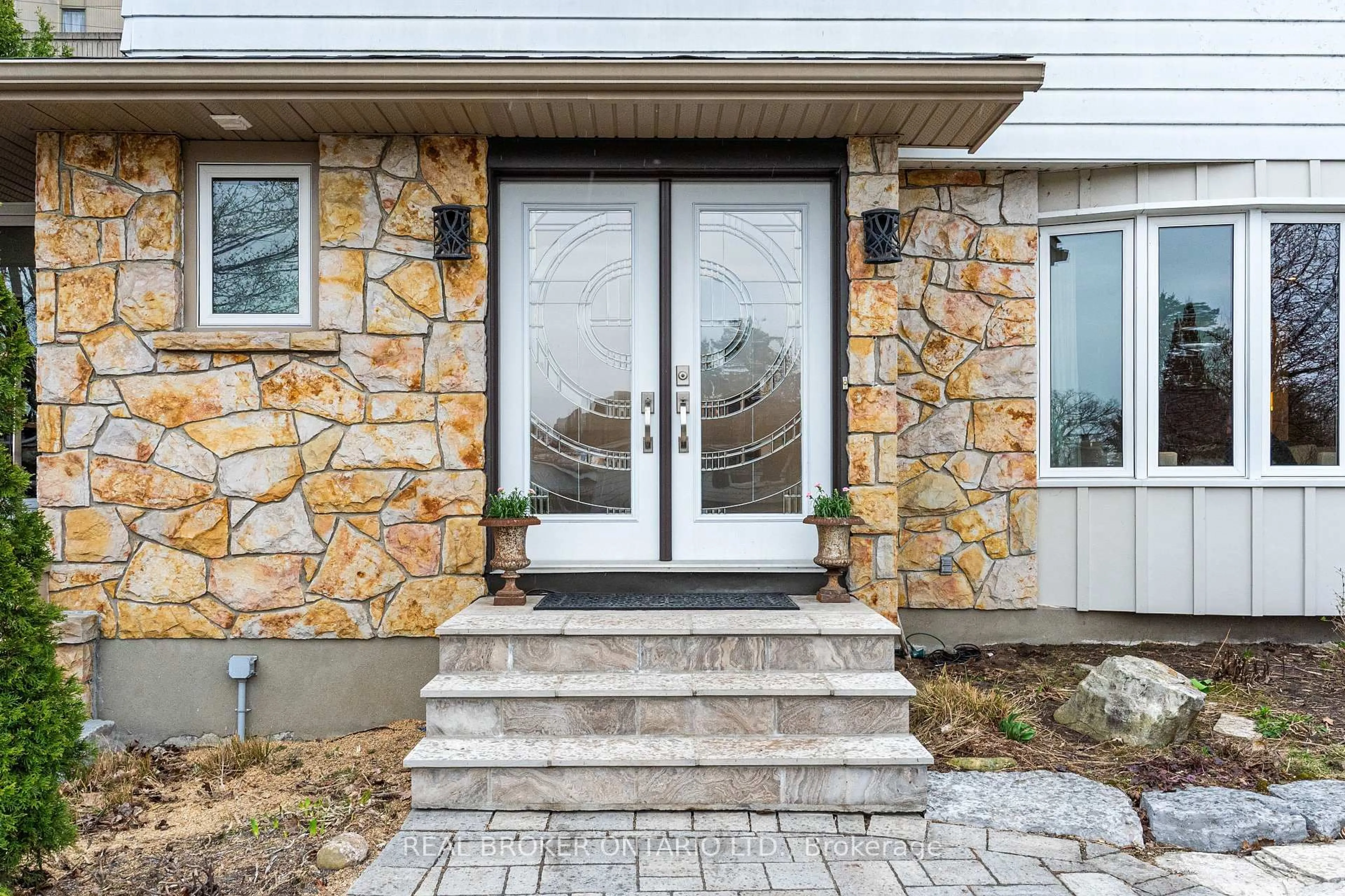 Indoor entryway for 1958 Neepawa Ave, Ottawa Ontario K2A 3L5