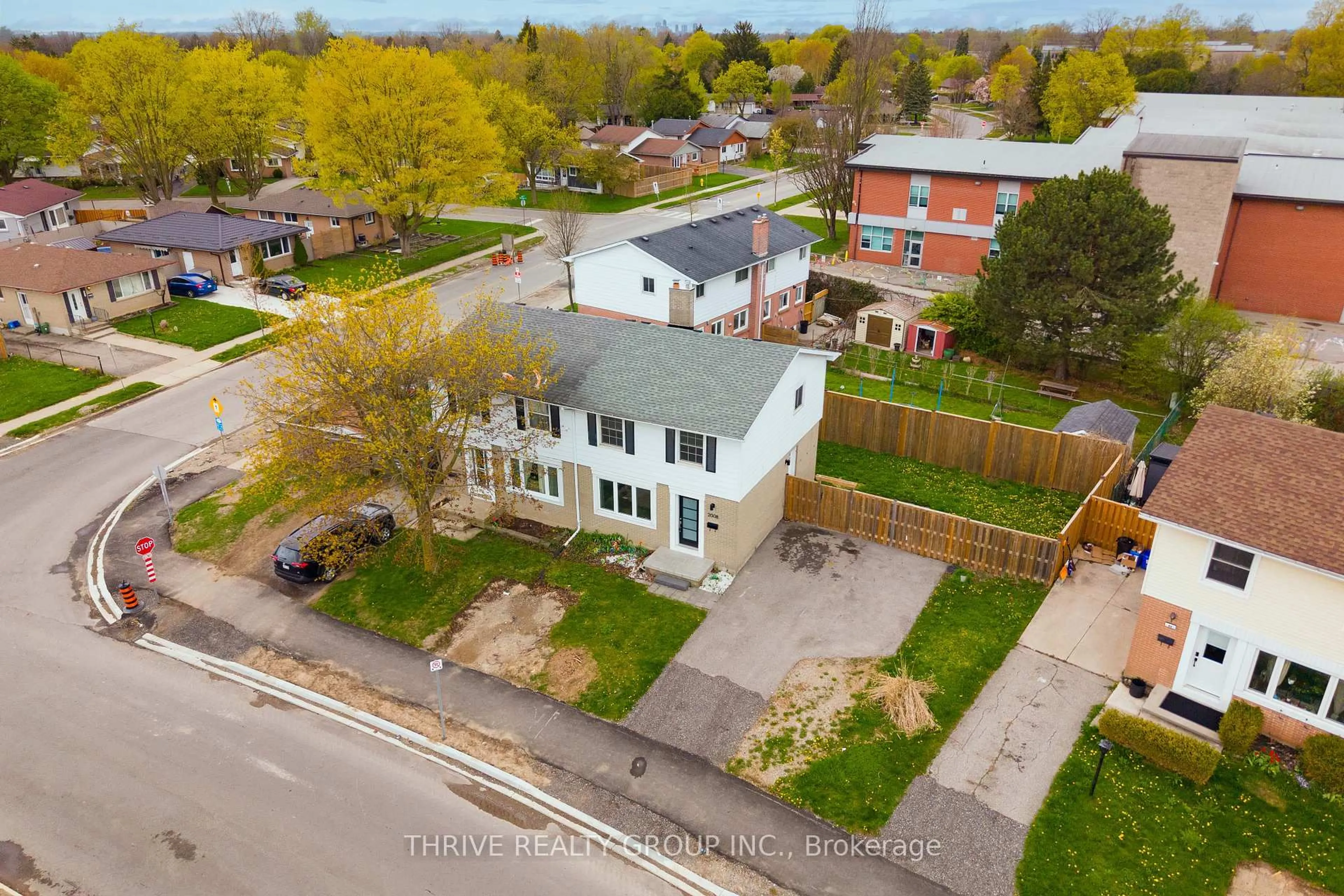 A pic from outside/outdoor area/front of a property/back of a property/a pic from drone, street for 2008 Royal Cres, London East Ontario N5V 1N8