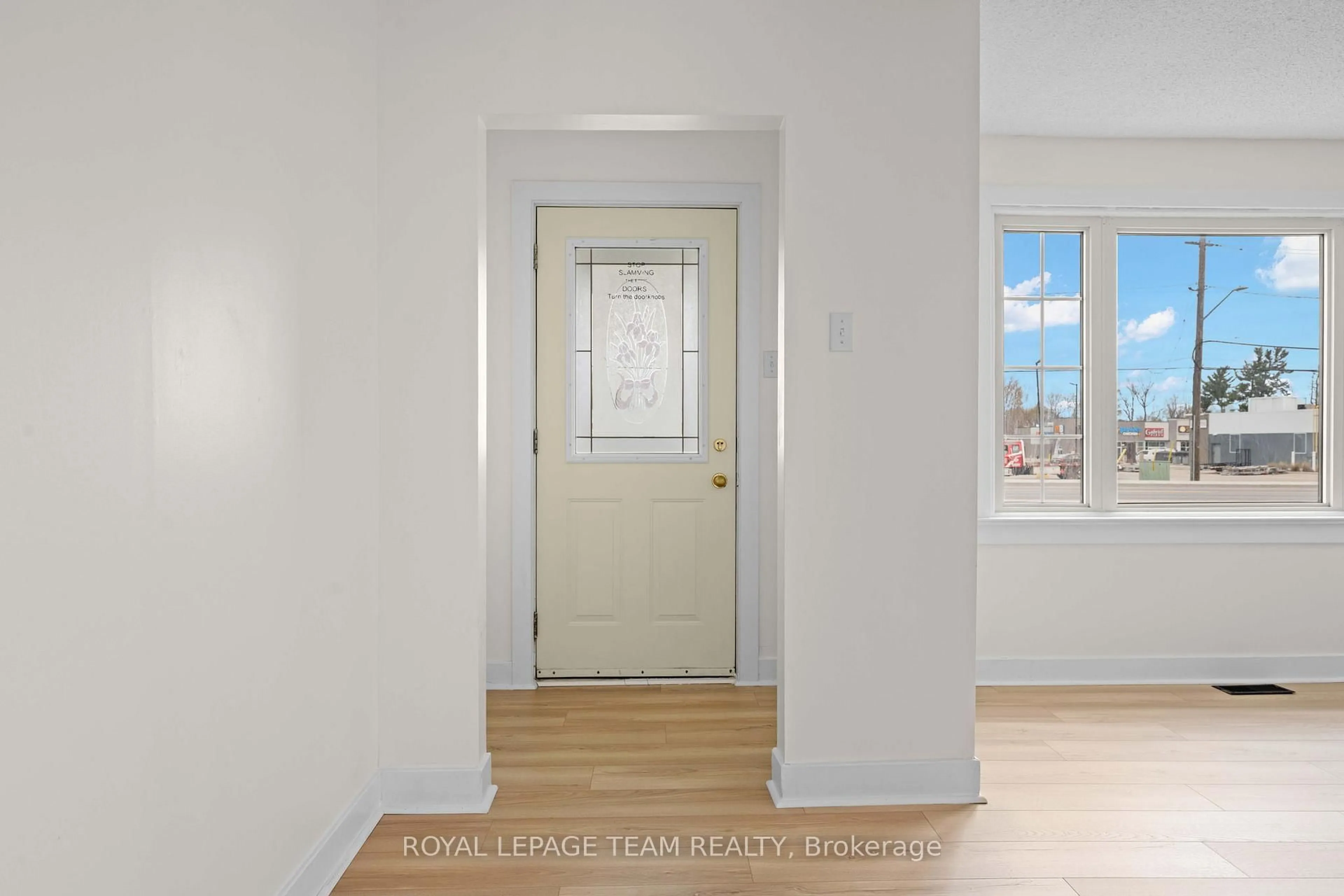 Indoor entryway for 258 Daniel Street South St, Arnprior Ontario K7S 2M2