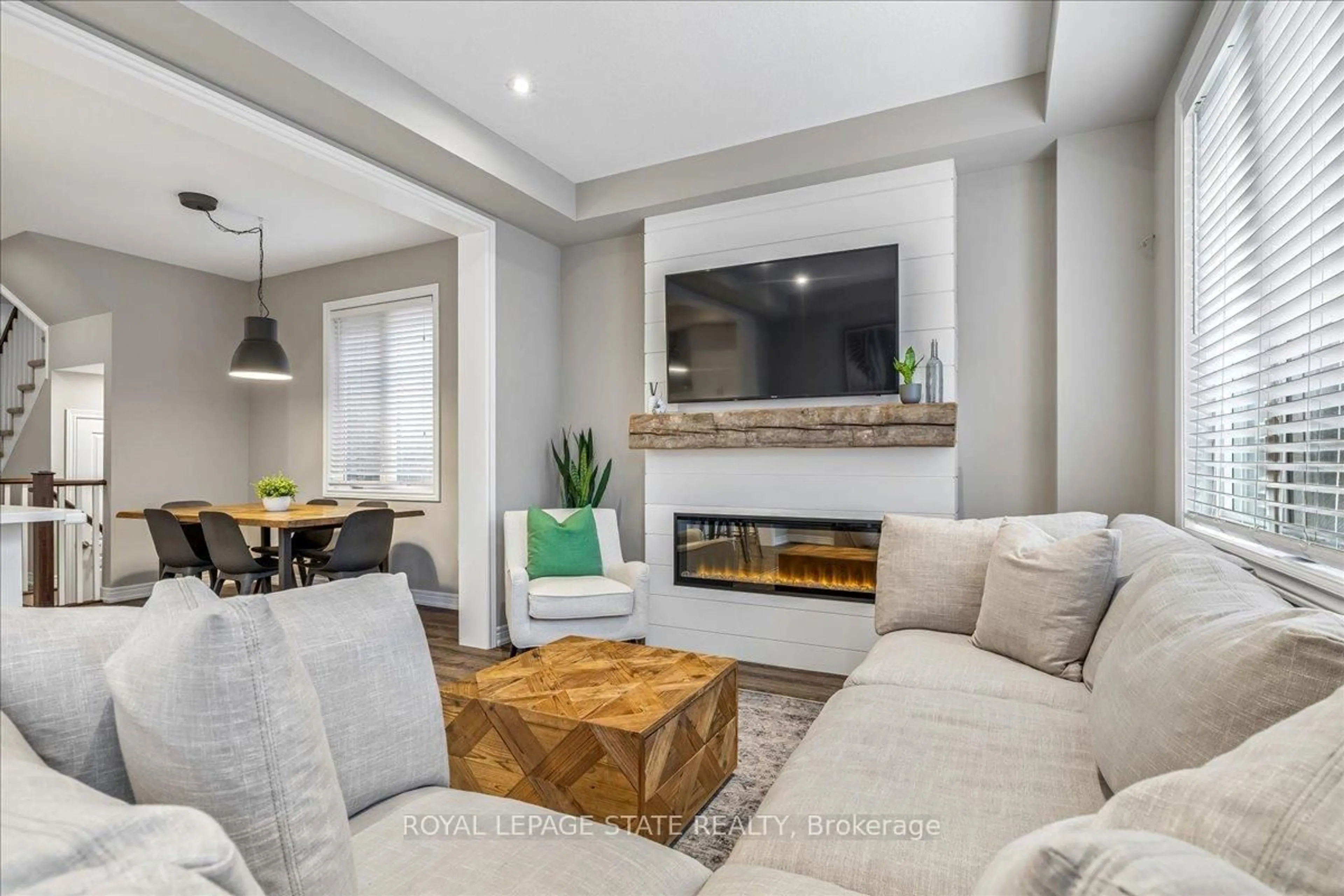 Living room with furniture, unknown for 59 Waterview Lane, Grimsby Ontario L3M 0H2