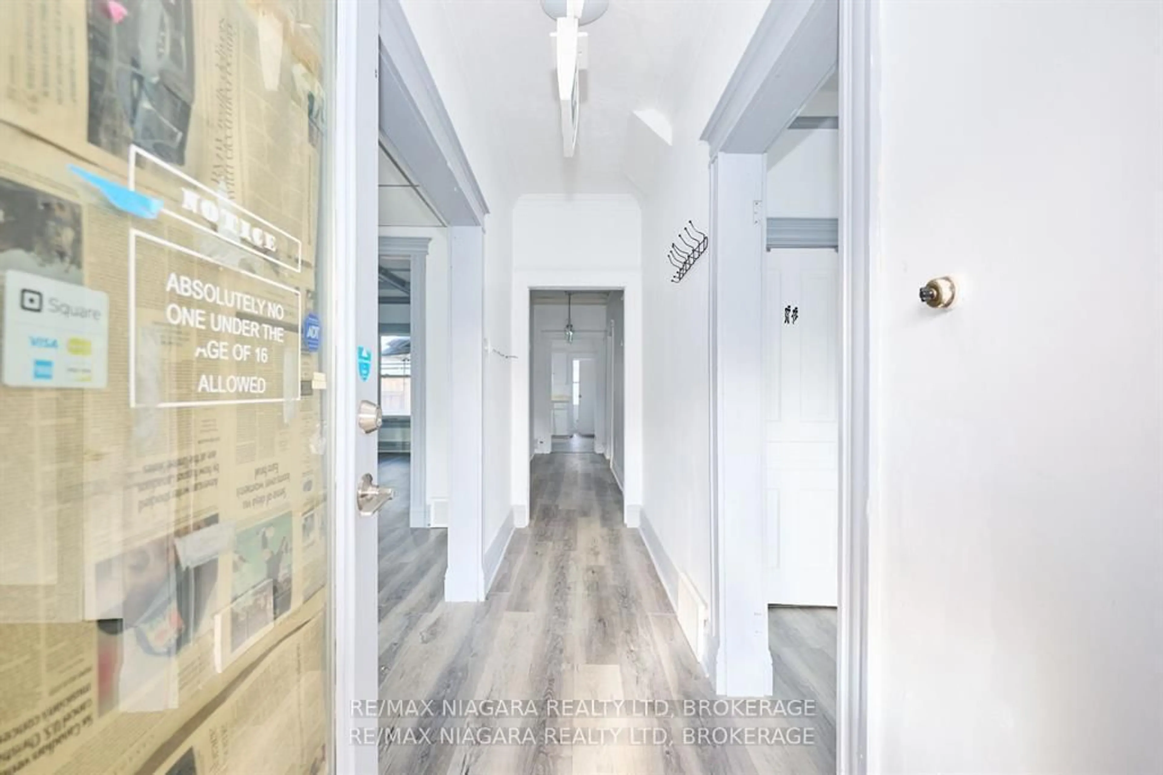 Indoor foyer for 105A Welland Ave, St. Catharines Ontario L2R 2H4