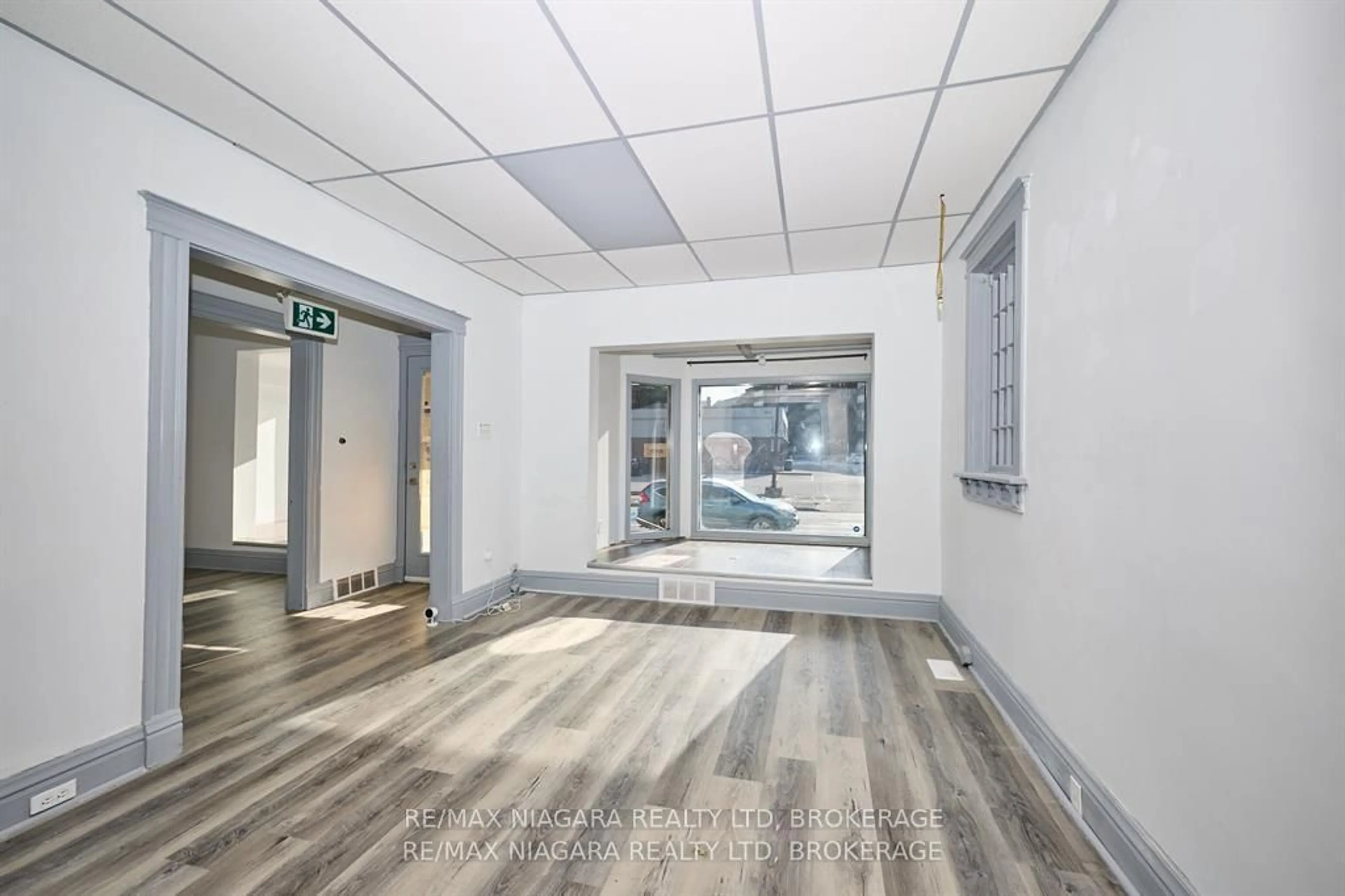 Indoor foyer for 105A Welland Ave, St. Catharines Ontario L2R 2H4