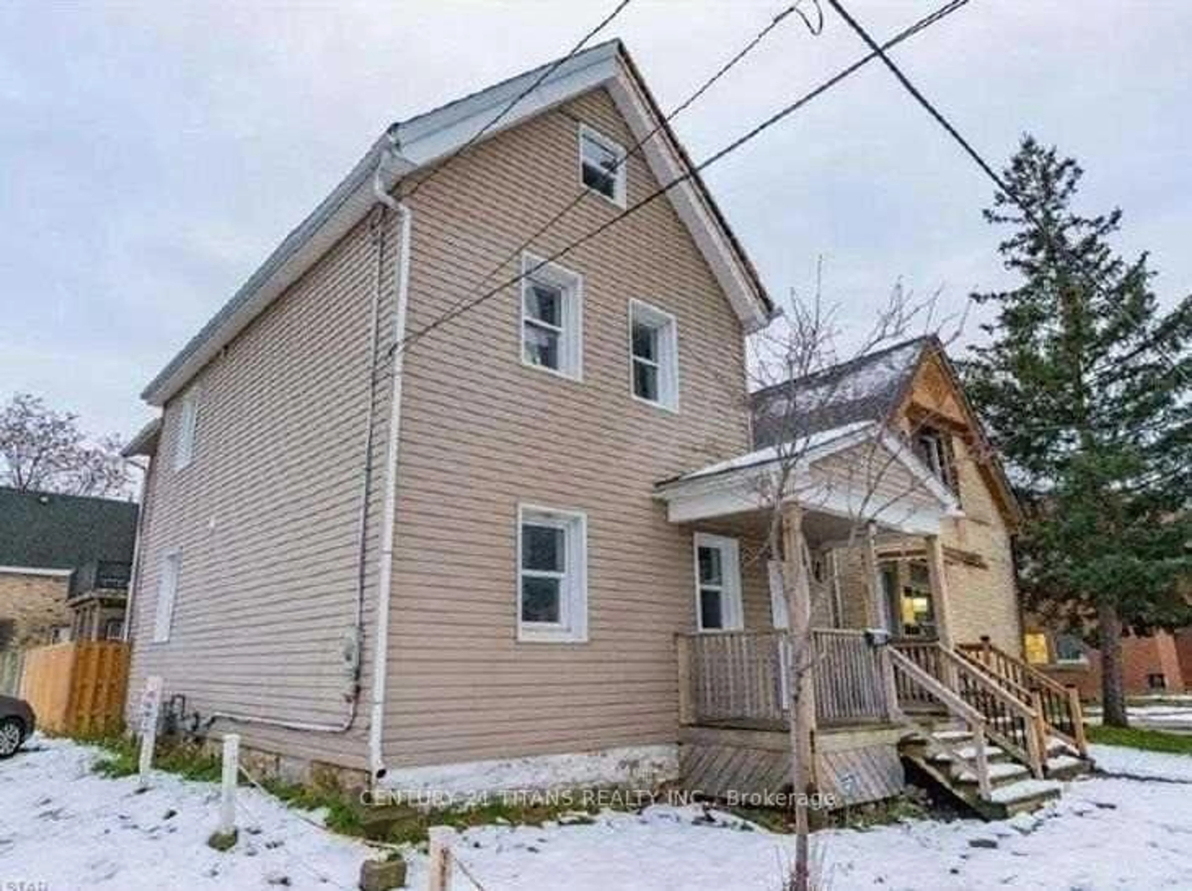 A pic from outside/outdoor area/front of a property/back of a property/a pic from drone, building for 757 King St, London East Ontario N5W 2X5