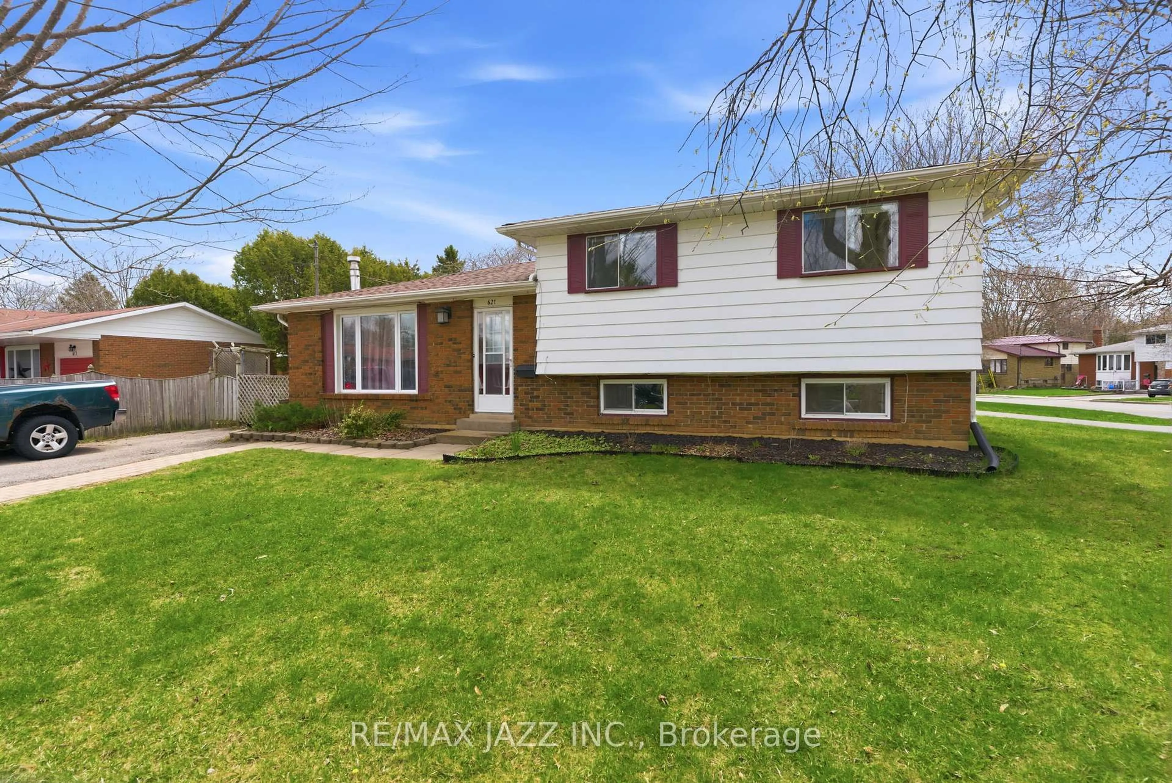 Home with vinyl exterior material, street for 621 Willow Cres, Cobourg Ontario K9A 2B4