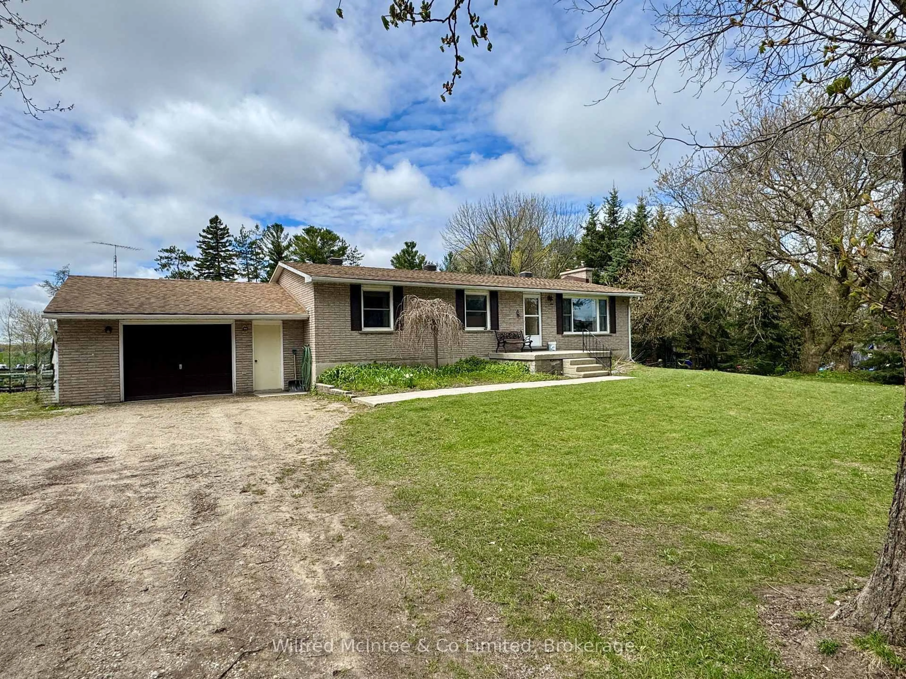 A pic from outside/outdoor area/front of a property/back of a property/a pic from drone, street for 23 Union St, Brockton Ontario N0G 2V0