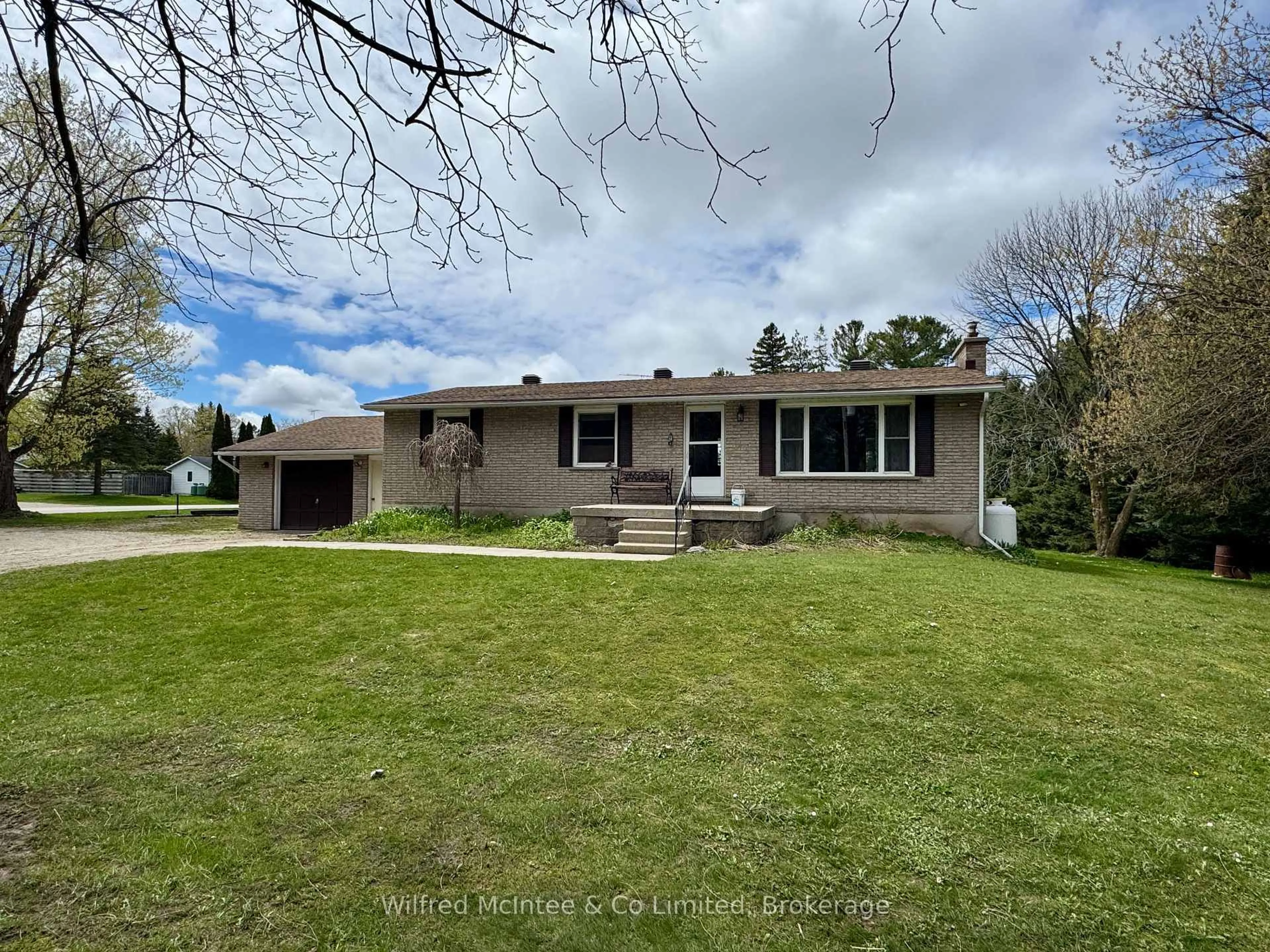 A pic from outside/outdoor area/front of a property/back of a property/a pic from drone, unknown for 23 Union St, Brockton Ontario N0G 2V0