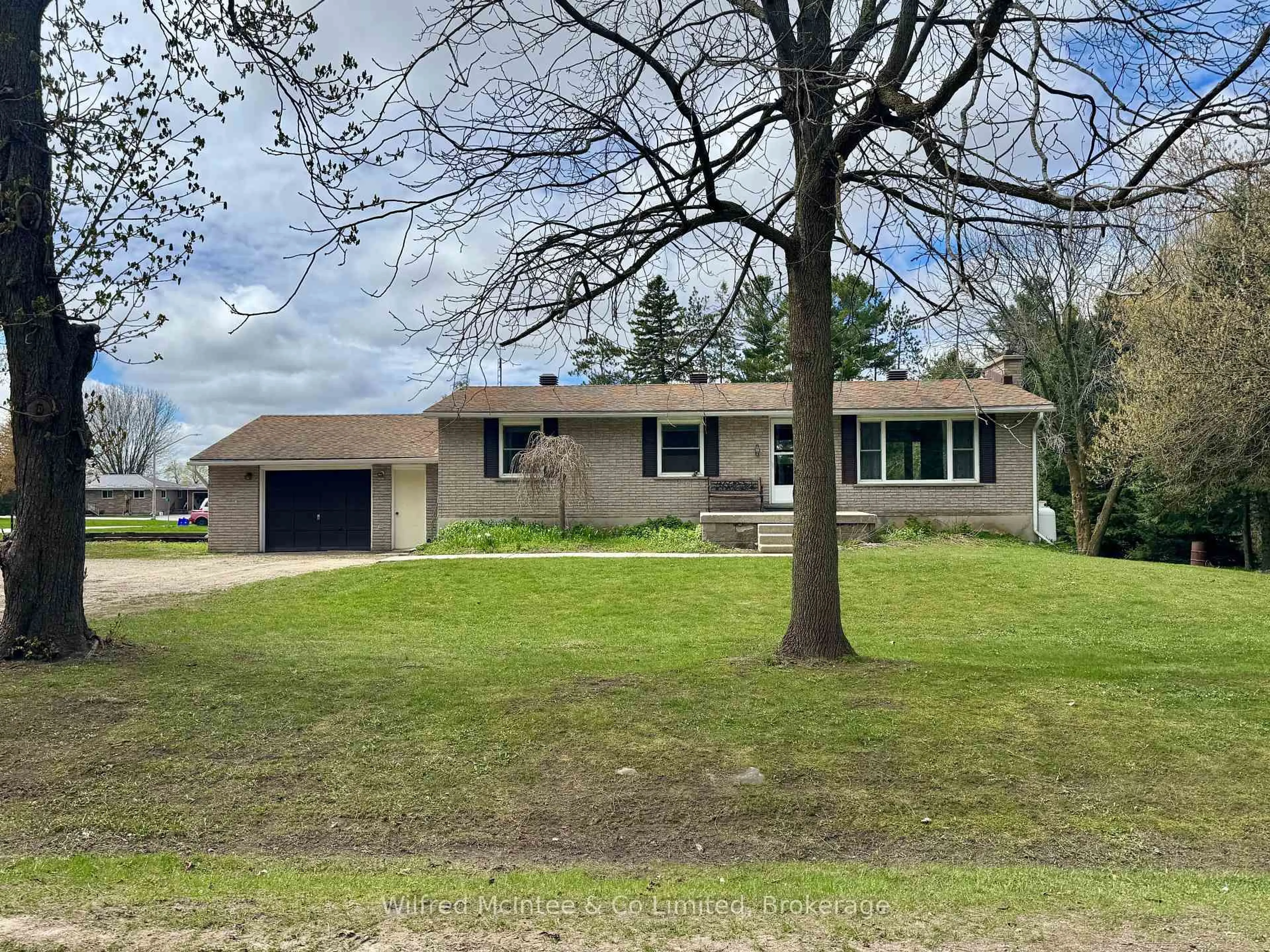 A pic from outside/outdoor area/front of a property/back of a property/a pic from drone, street for 23 Union St, Brockton Ontario N0G 2V0