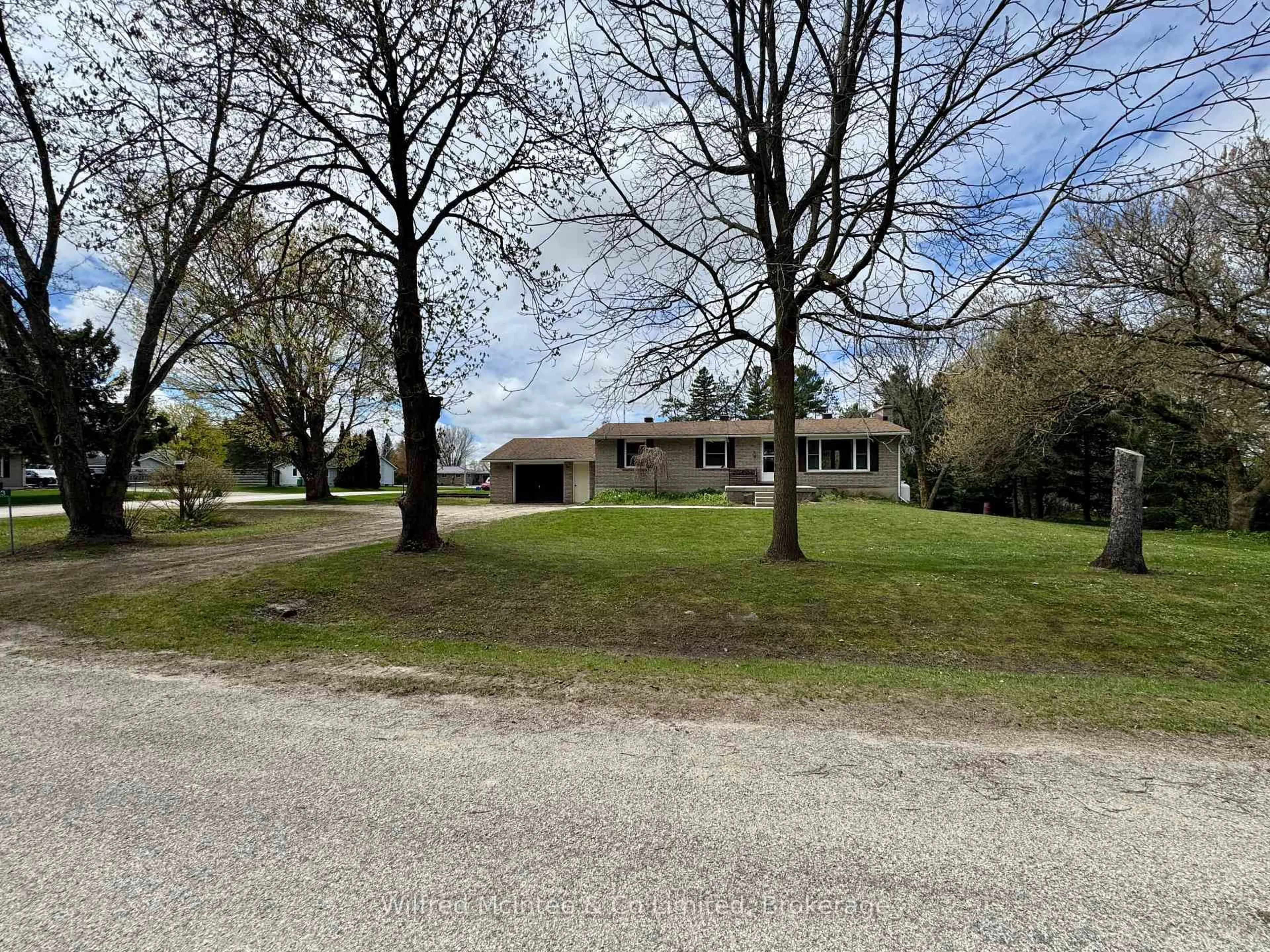 A pic from outside/outdoor area/front of a property/back of a property/a pic from drone, street for 23 Union St, Brockton Ontario N0G 2V0