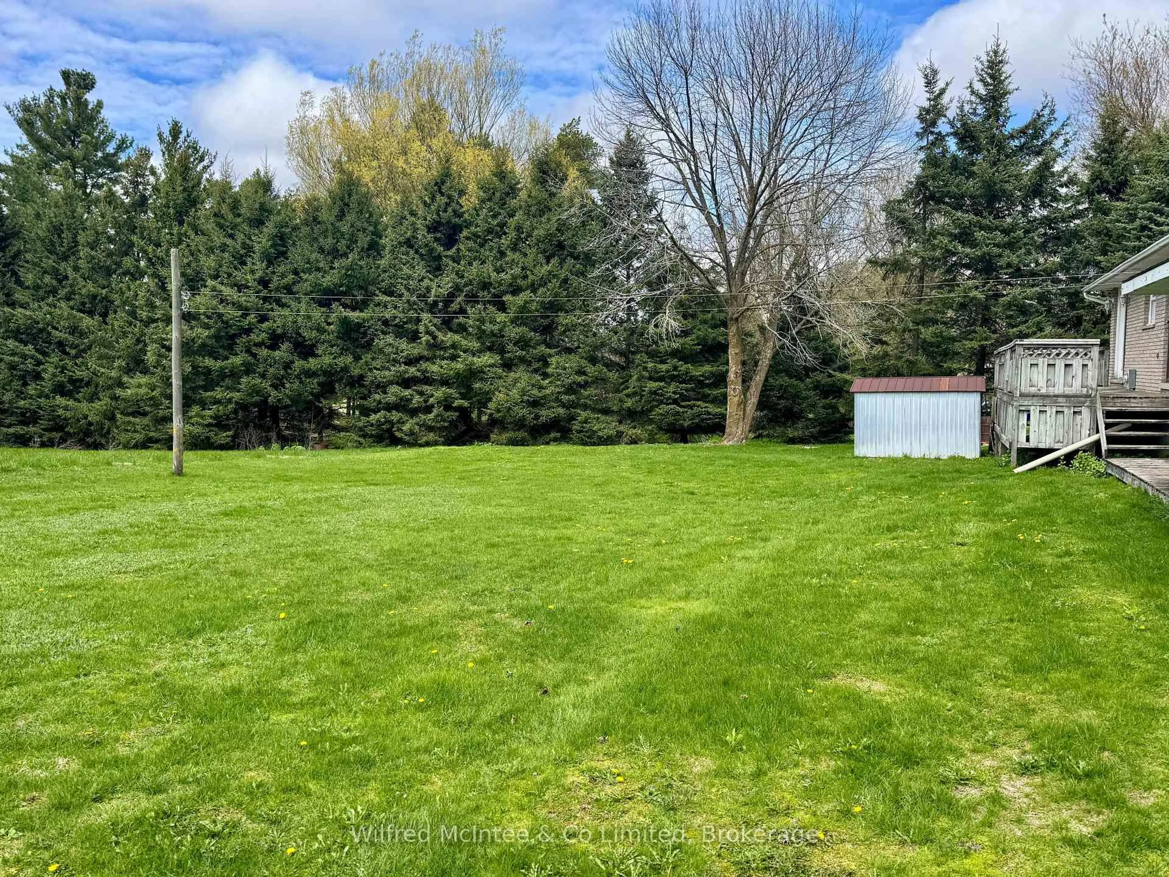 A pic from outside/outdoor area/front of a property/back of a property/a pic from drone, unknown for 23 Union St, Brockton Ontario N0G 2V0