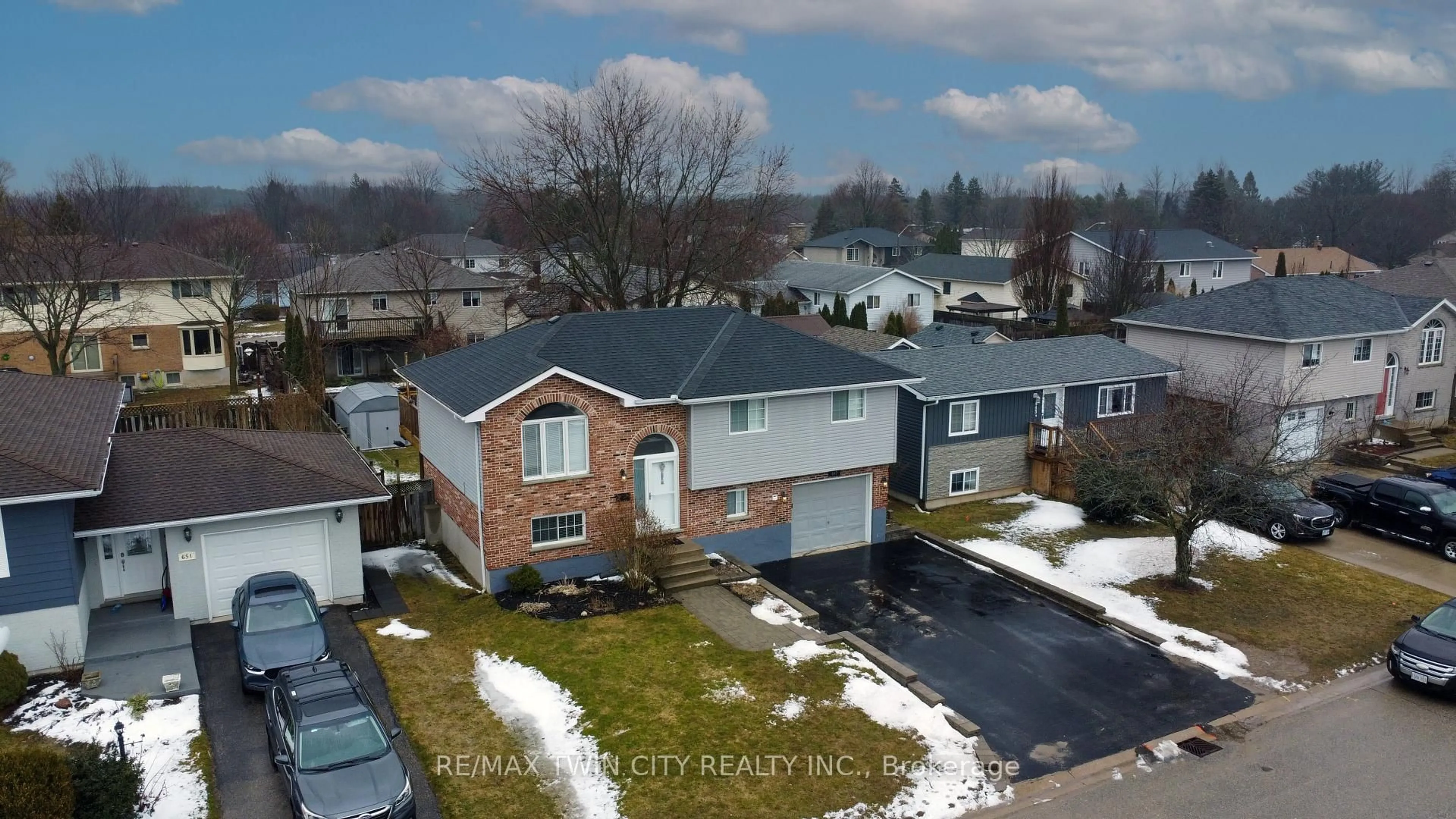 A pic from outside/outdoor area/front of a property/back of a property/a pic from drone, street for 647 KENNARD Cres, Kincardine Ontario N2Z 1T4