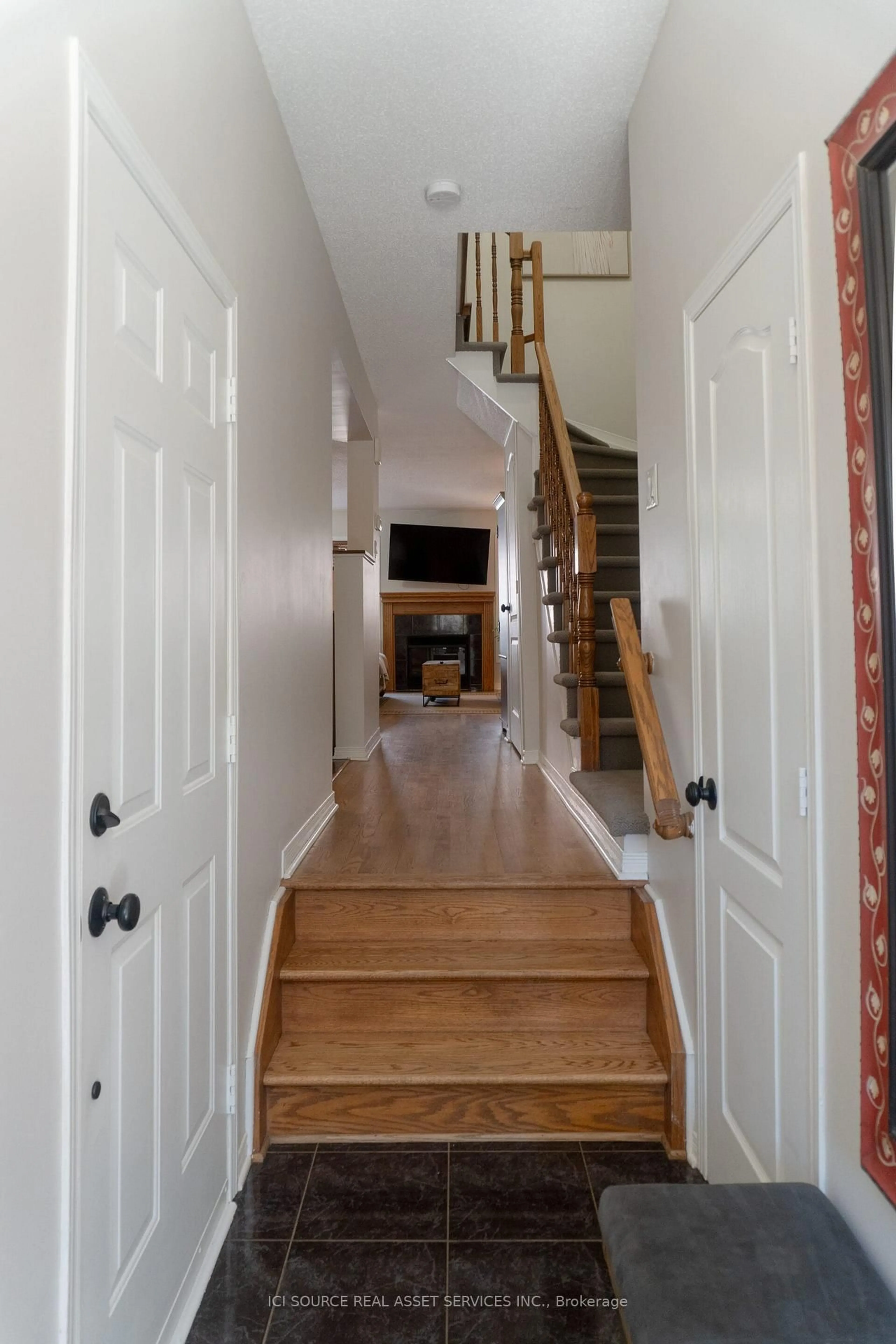 Indoor entryway for 11 Great Oak Private, Ottawa Ontario K1G 6P7