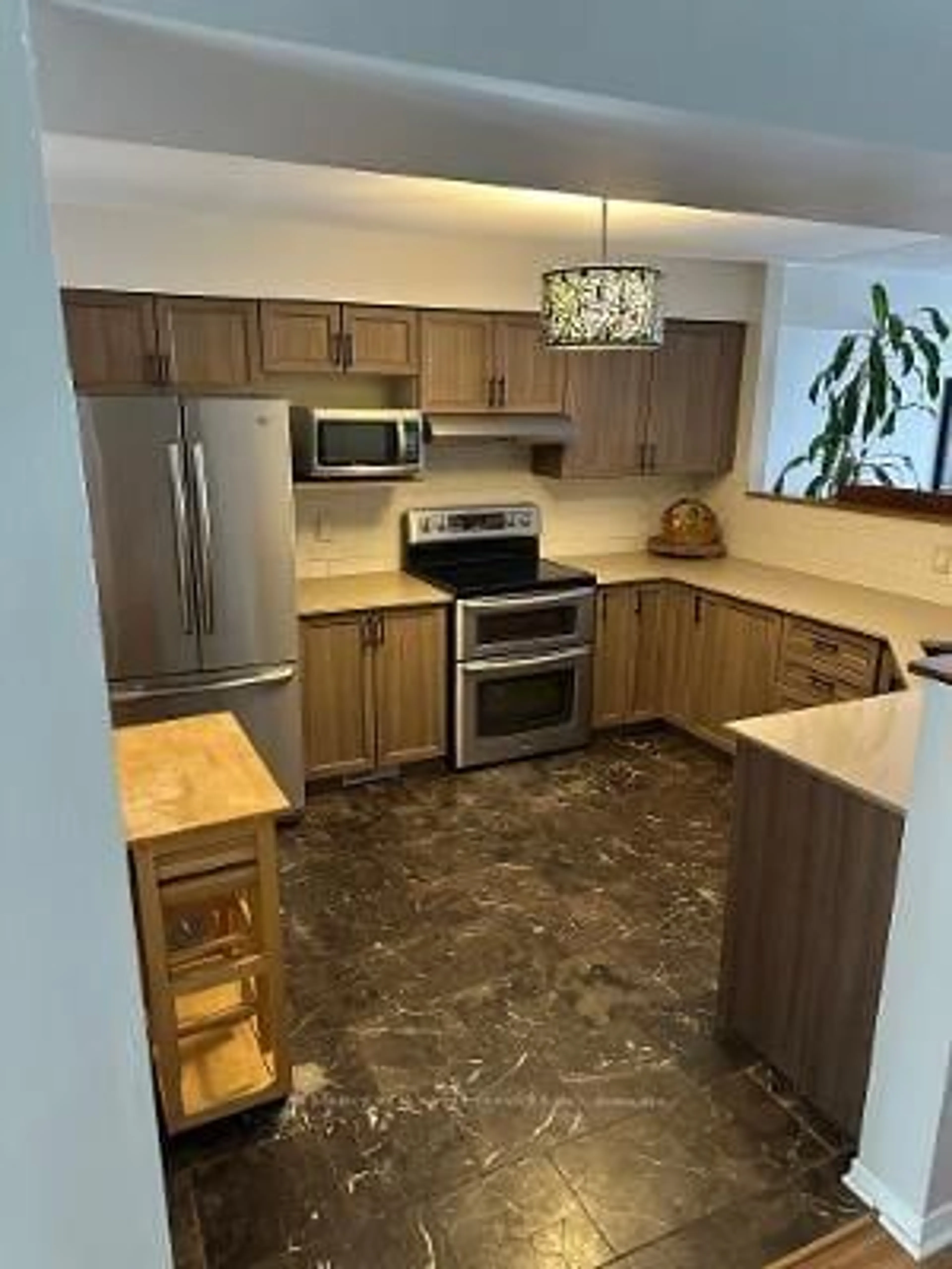 Open concept kitchen, ceramic/tile floor for 11 Great Oak Private, Ottawa Ontario K1G 6P7