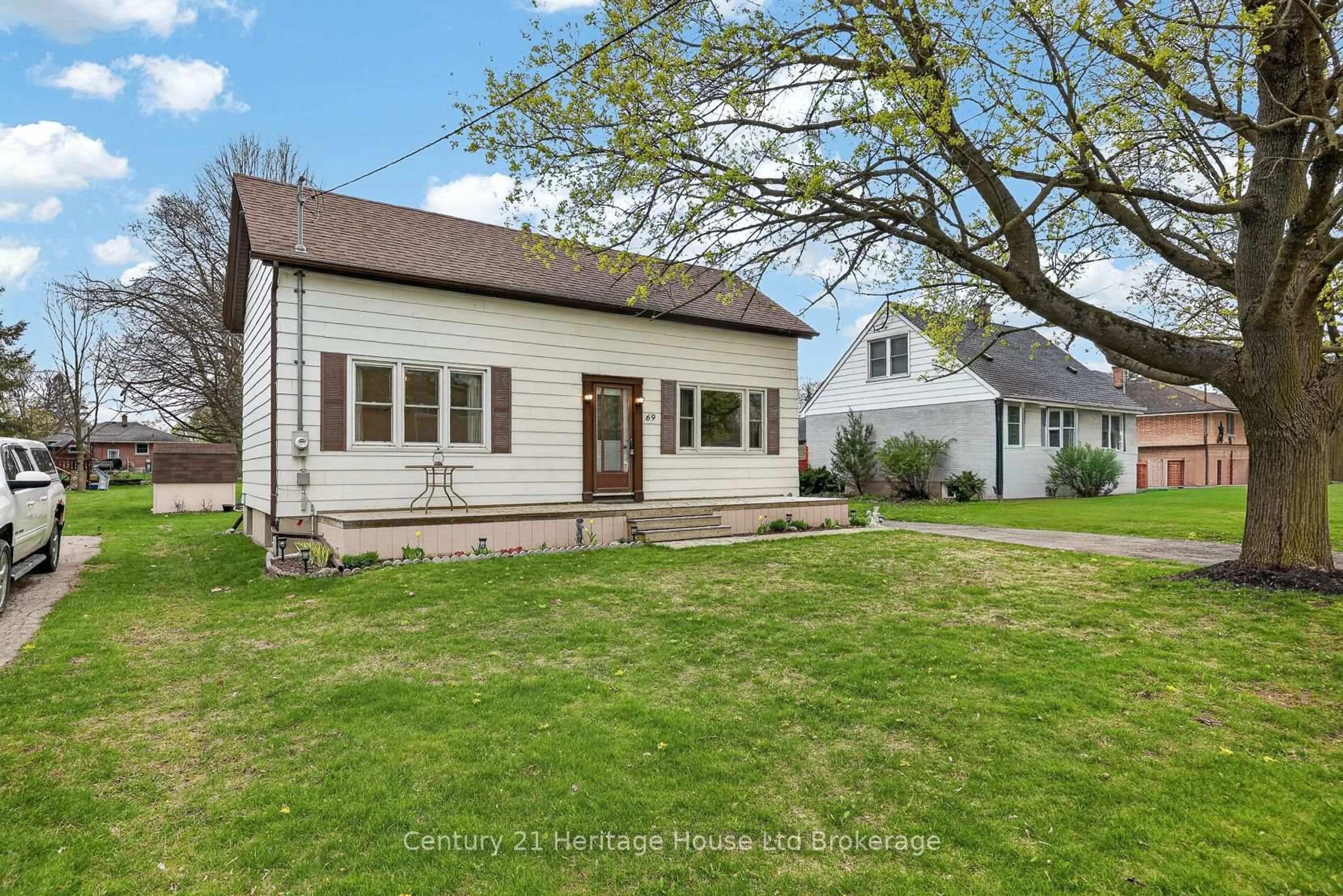 A pic from outside/outdoor area/front of a property/back of a property/a pic from drone, street for 69 Bee St, Woodstock Ontario N4S 3Z2