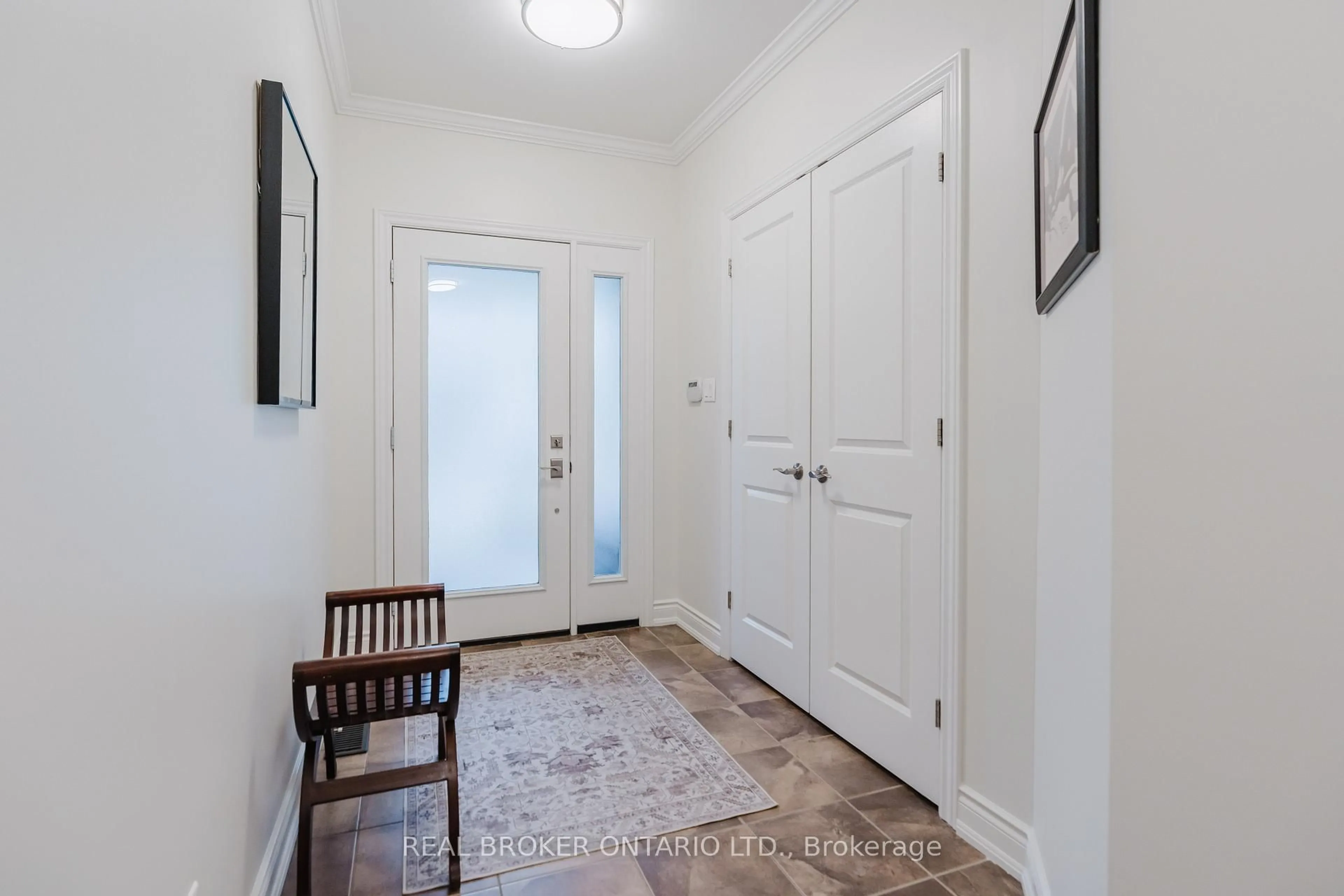 Indoor entryway for 279 Currell Ave, Ottawa Ontario K1Z 7J5