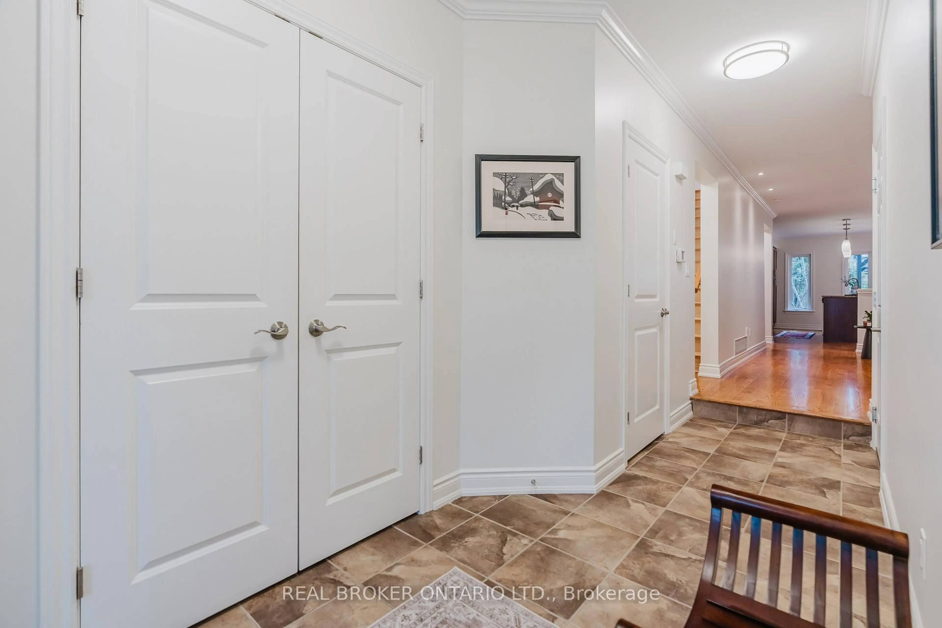 Indoor entryway for 279 Currell Ave, Ottawa Ontario K1Z 7J5