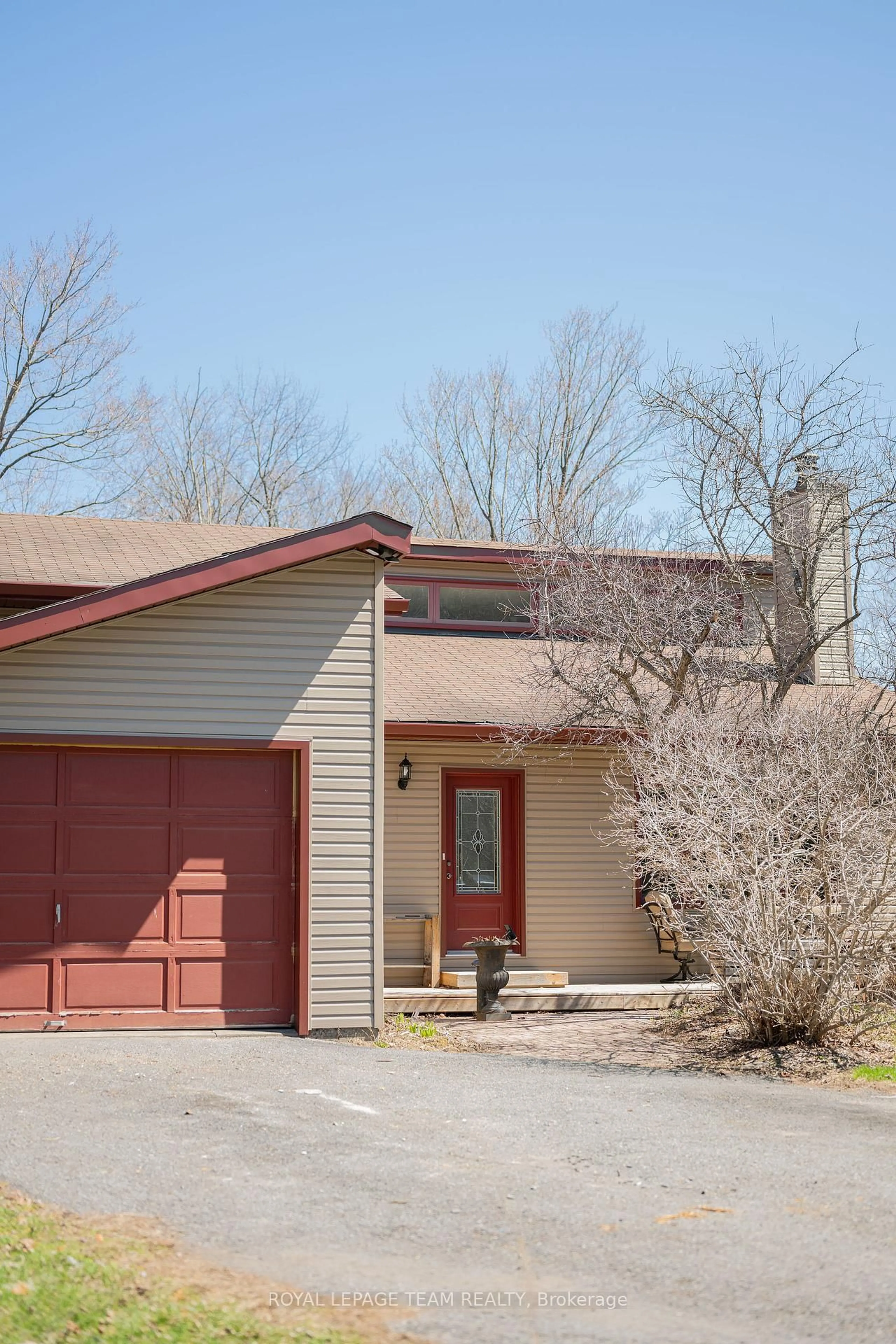 Home with vinyl exterior material, street for 2870 Old Maple Lane, Ottawa Ontario K0A 1T0