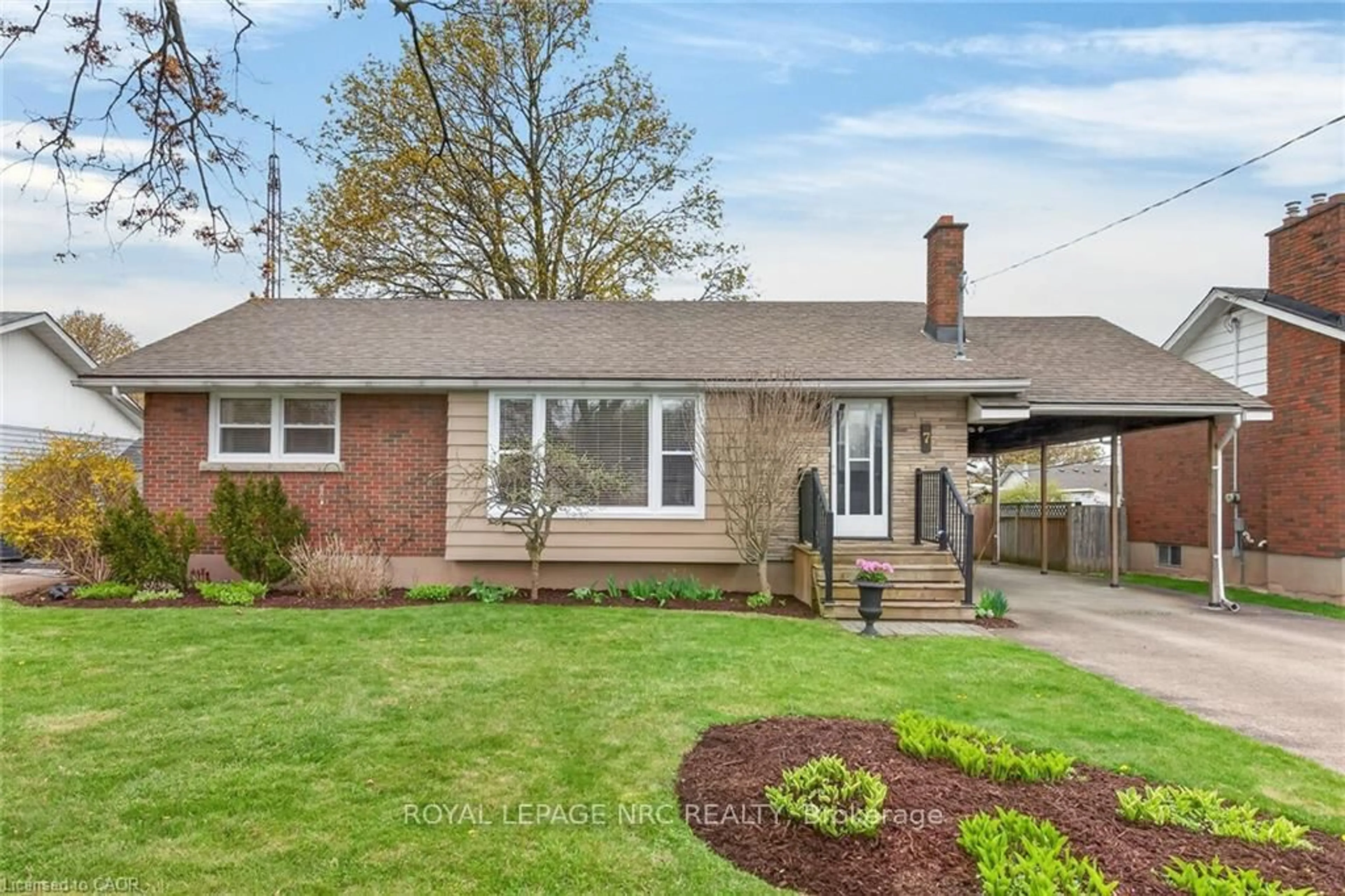 Home with brick exterior material, street for 7 Coral Dr, St. Catharines Ontario L2N 3R4
