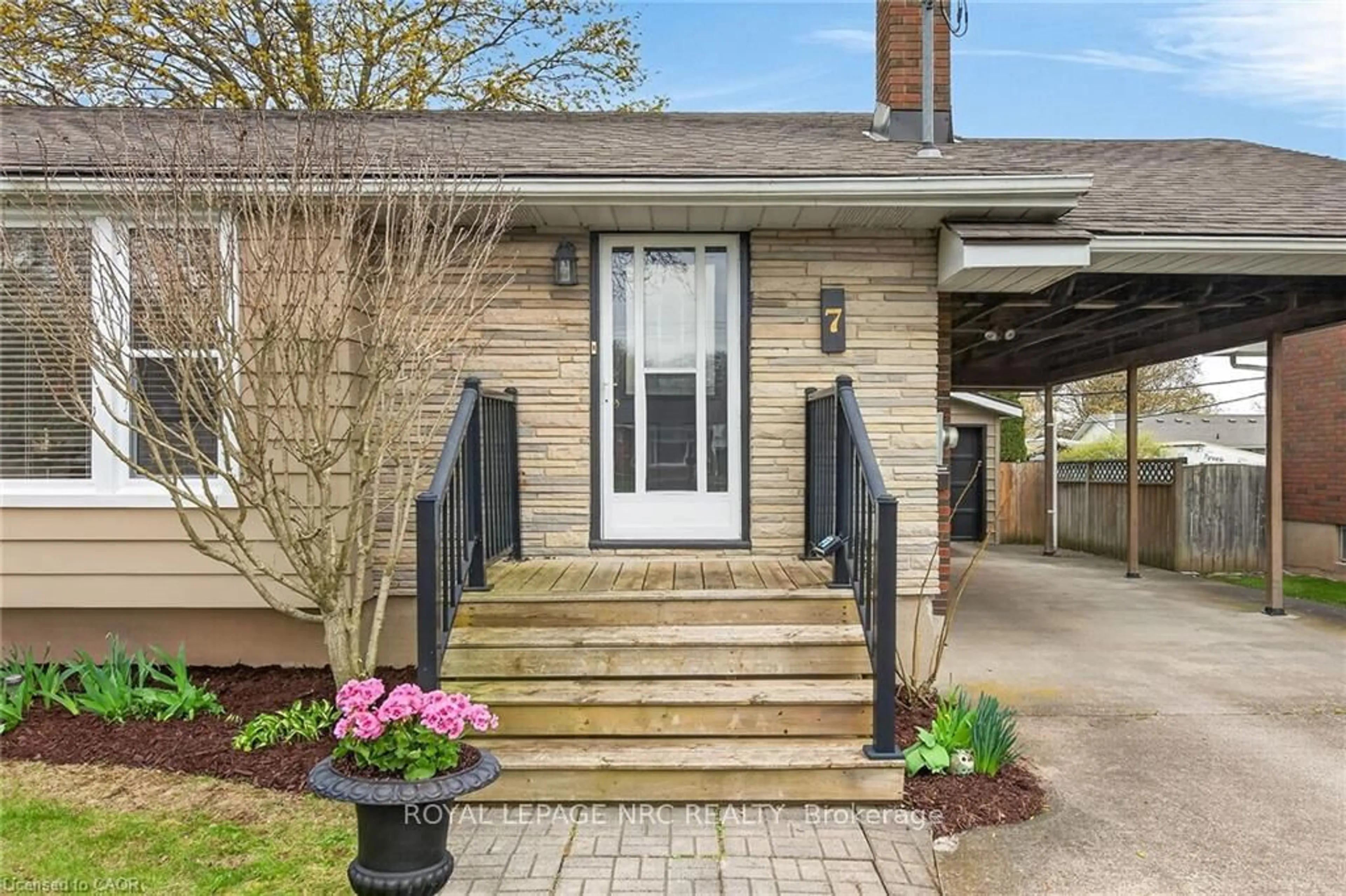 Unknown for 7 Coral Dr, St. Catharines Ontario L2N 3R4