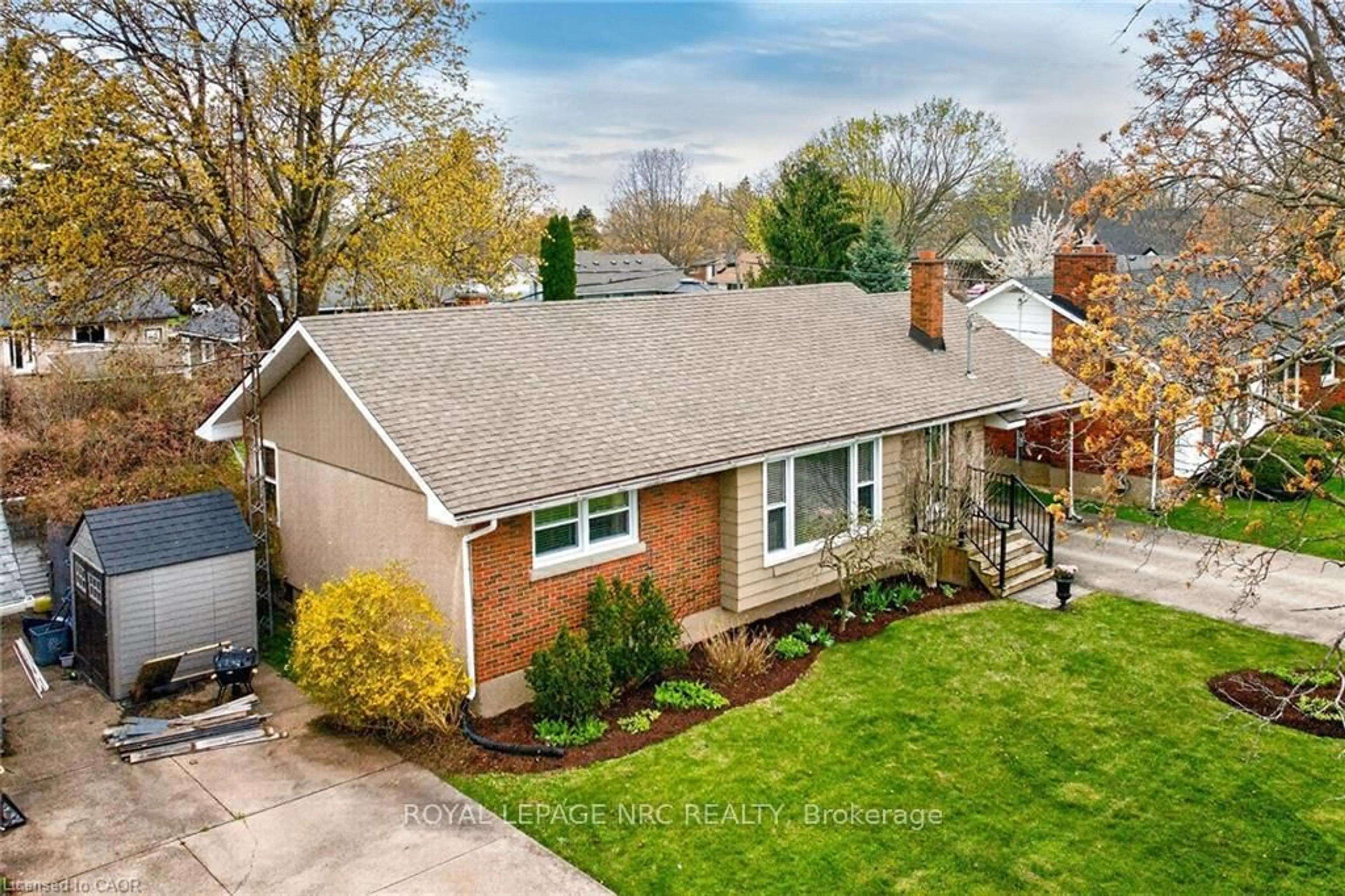 A pic from outside/outdoor area/front of a property/back of a property/a pic from drone, street for 7 Coral Dr, St. Catharines Ontario L2N 3R4