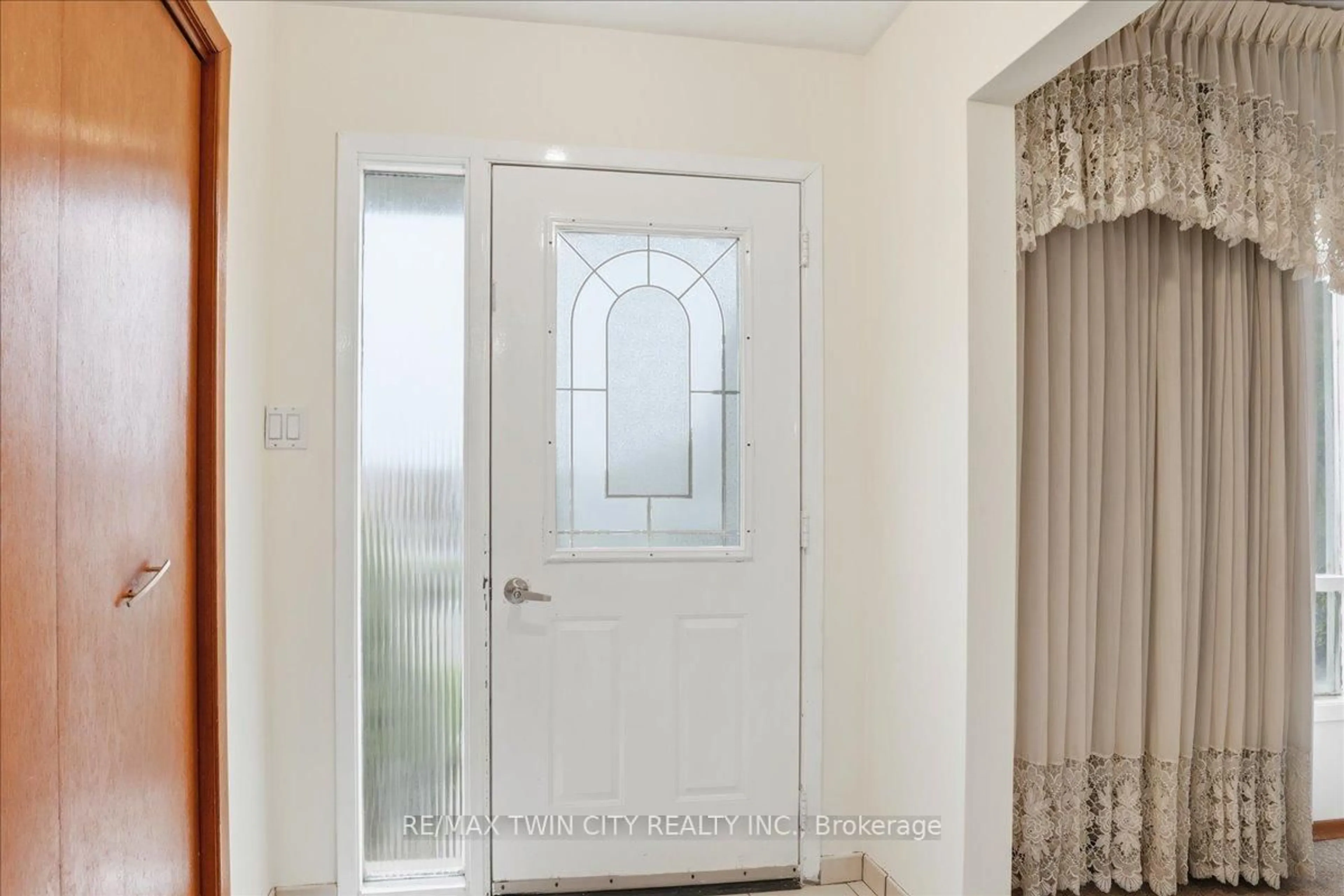 Indoor entryway for 43 Faial Rd, Cambridge Ontario N1R 6Y1