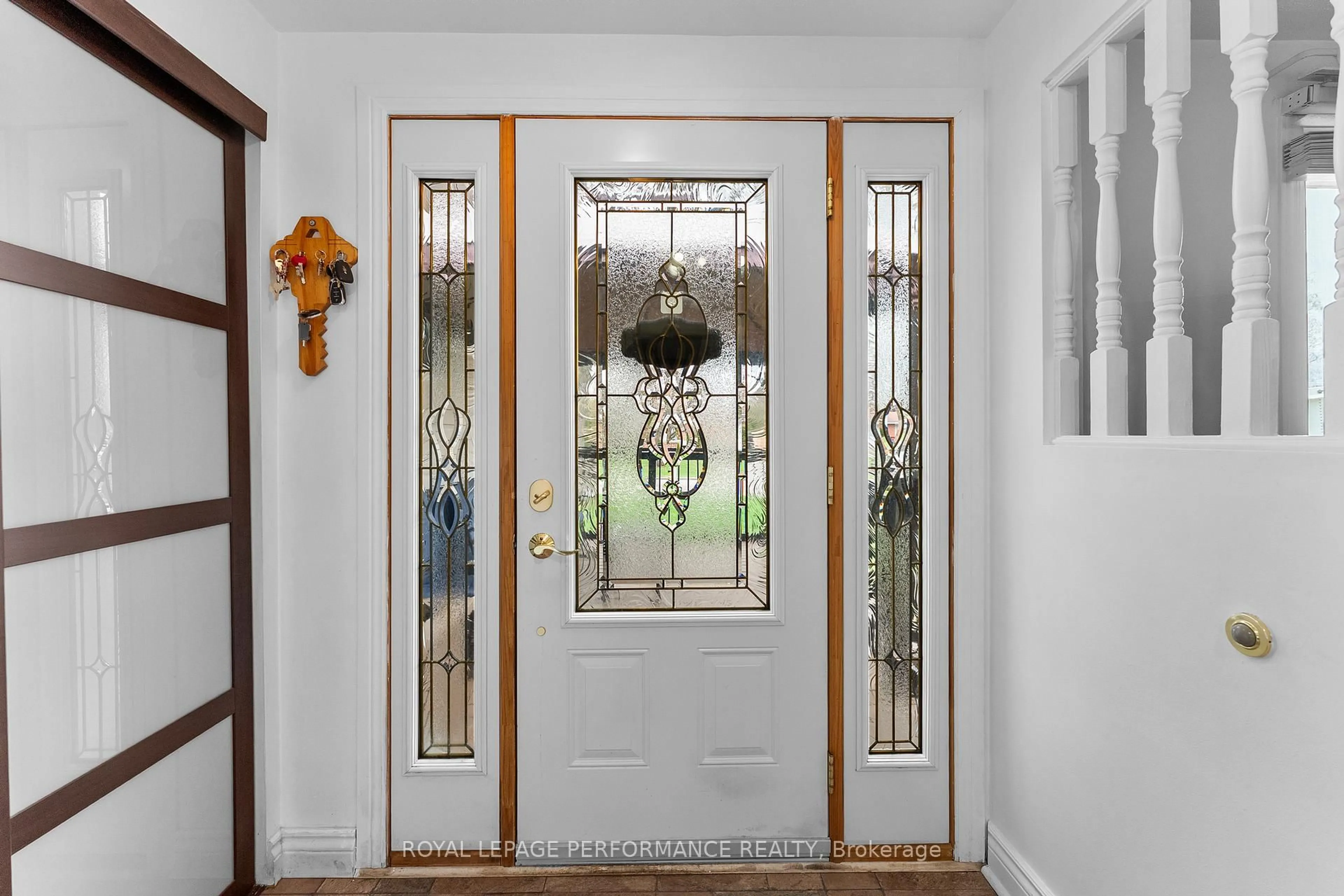 Indoor entryway for 420 Hatfield Cres, Orleans Ontario K1E 1M8