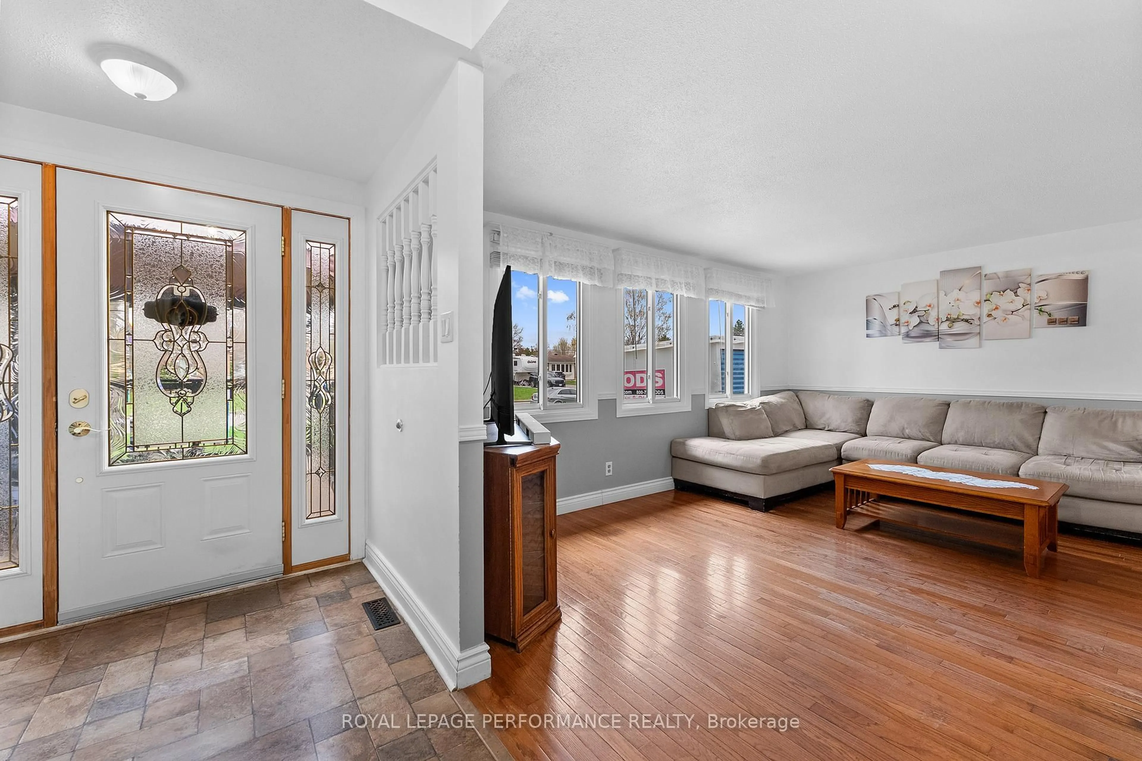 Indoor entryway for 420 Hatfield Cres, Orleans Ontario K1E 1M8