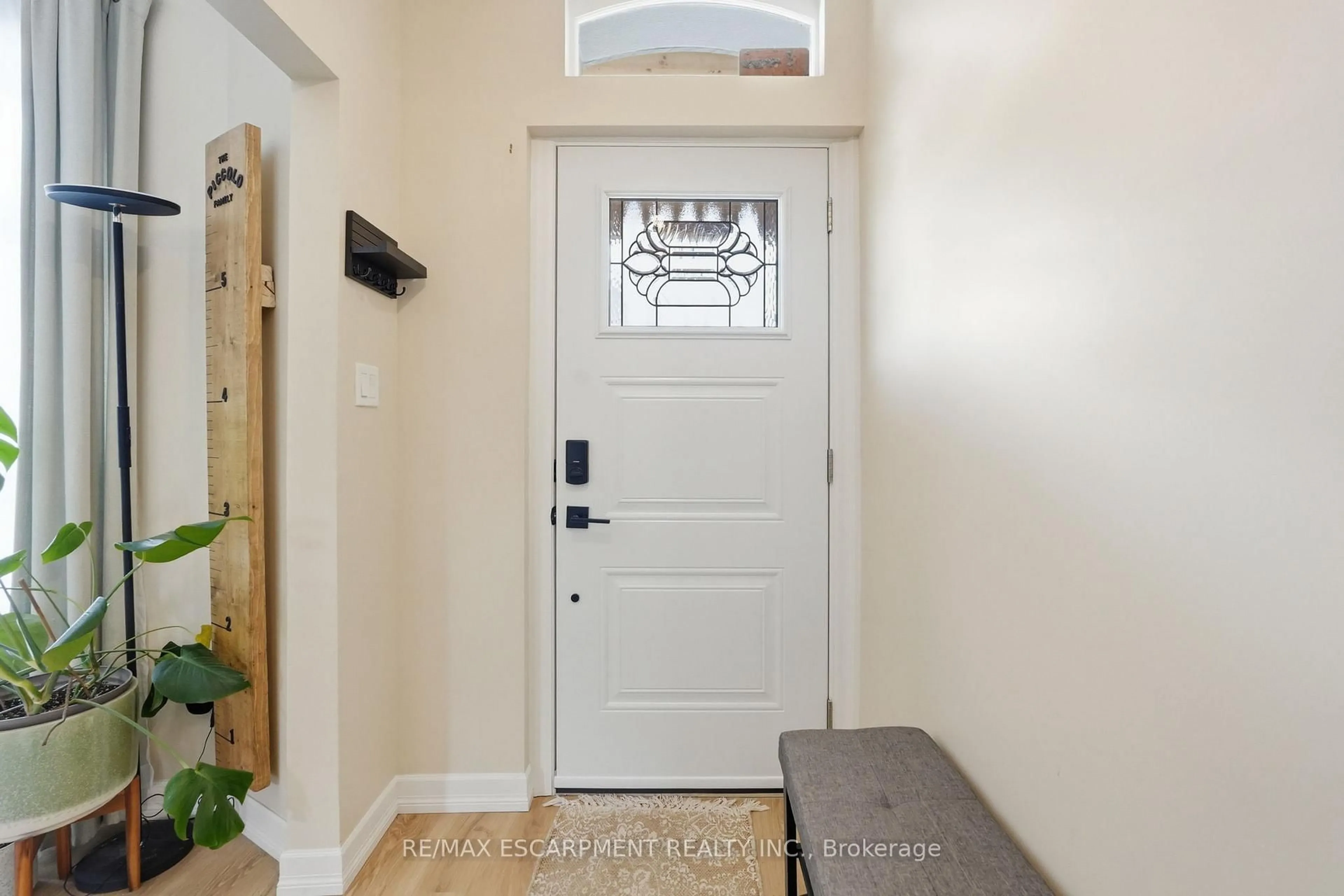 Indoor entryway for 34 Baillie St, Hamilton Ontario L8N 2K5