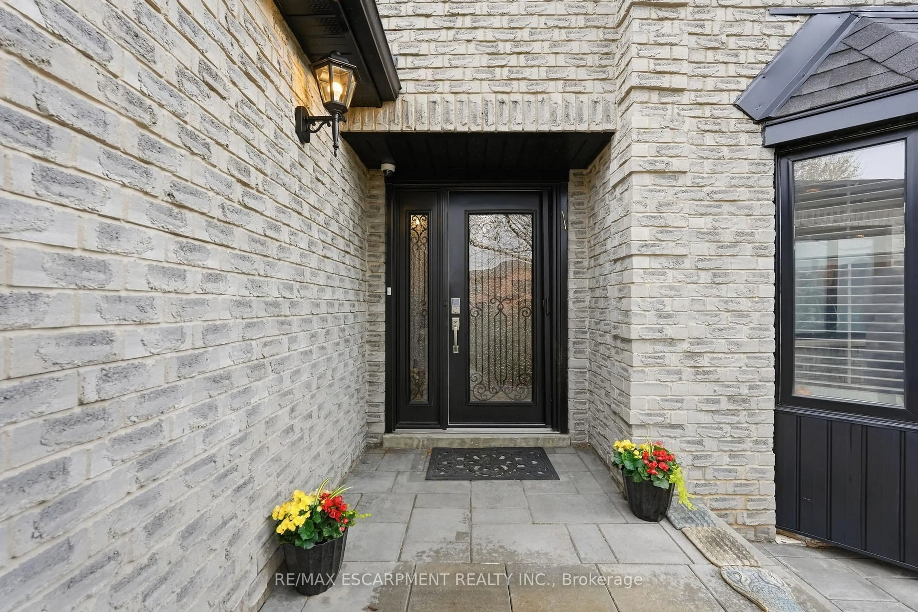 Indoor entryway for 23 Golfview Cres, Hamilton Ontario L9H 6V1