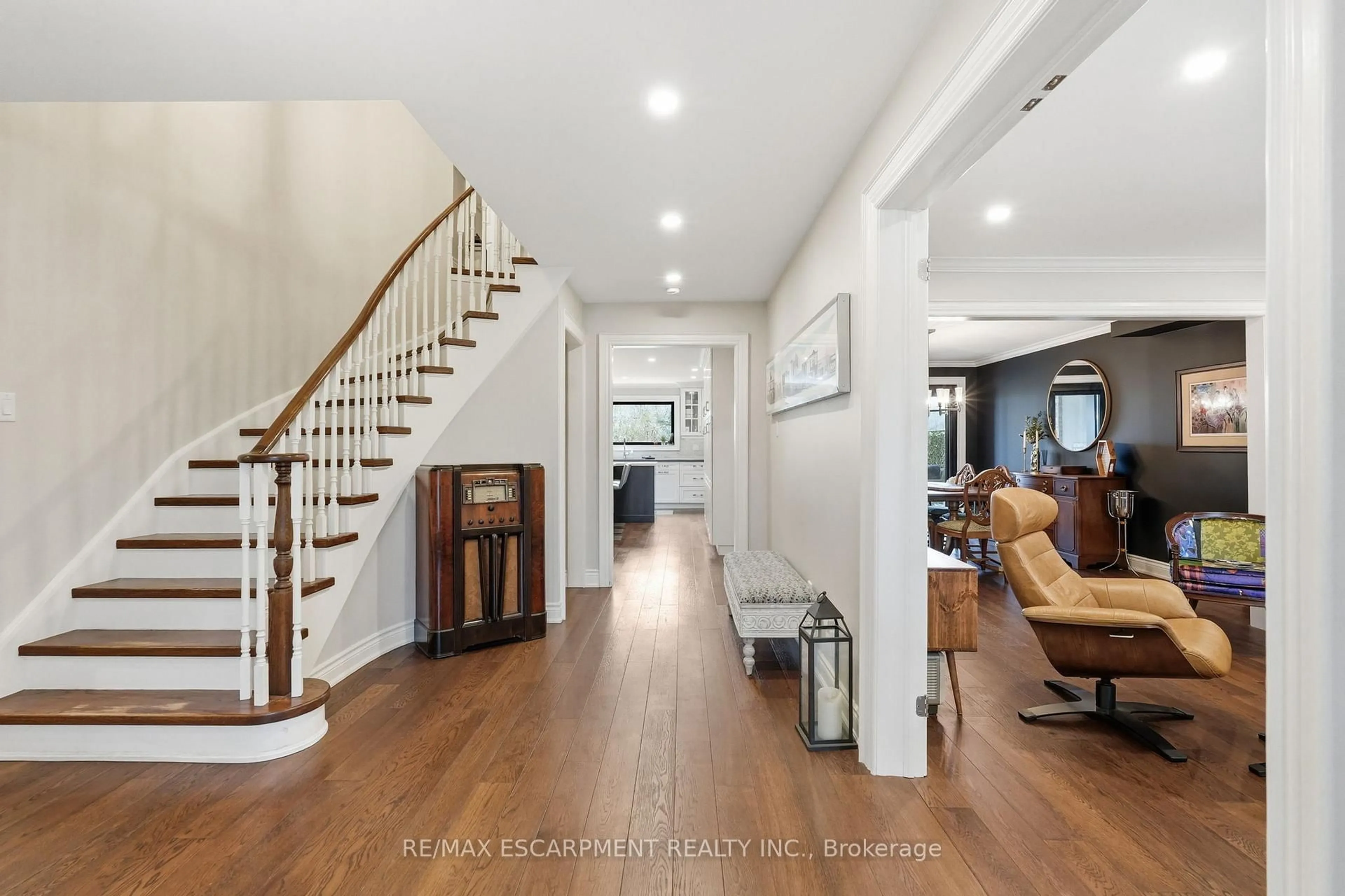 Indoor foyer for 23 Golfview Cres, Hamilton Ontario L9H 6V1