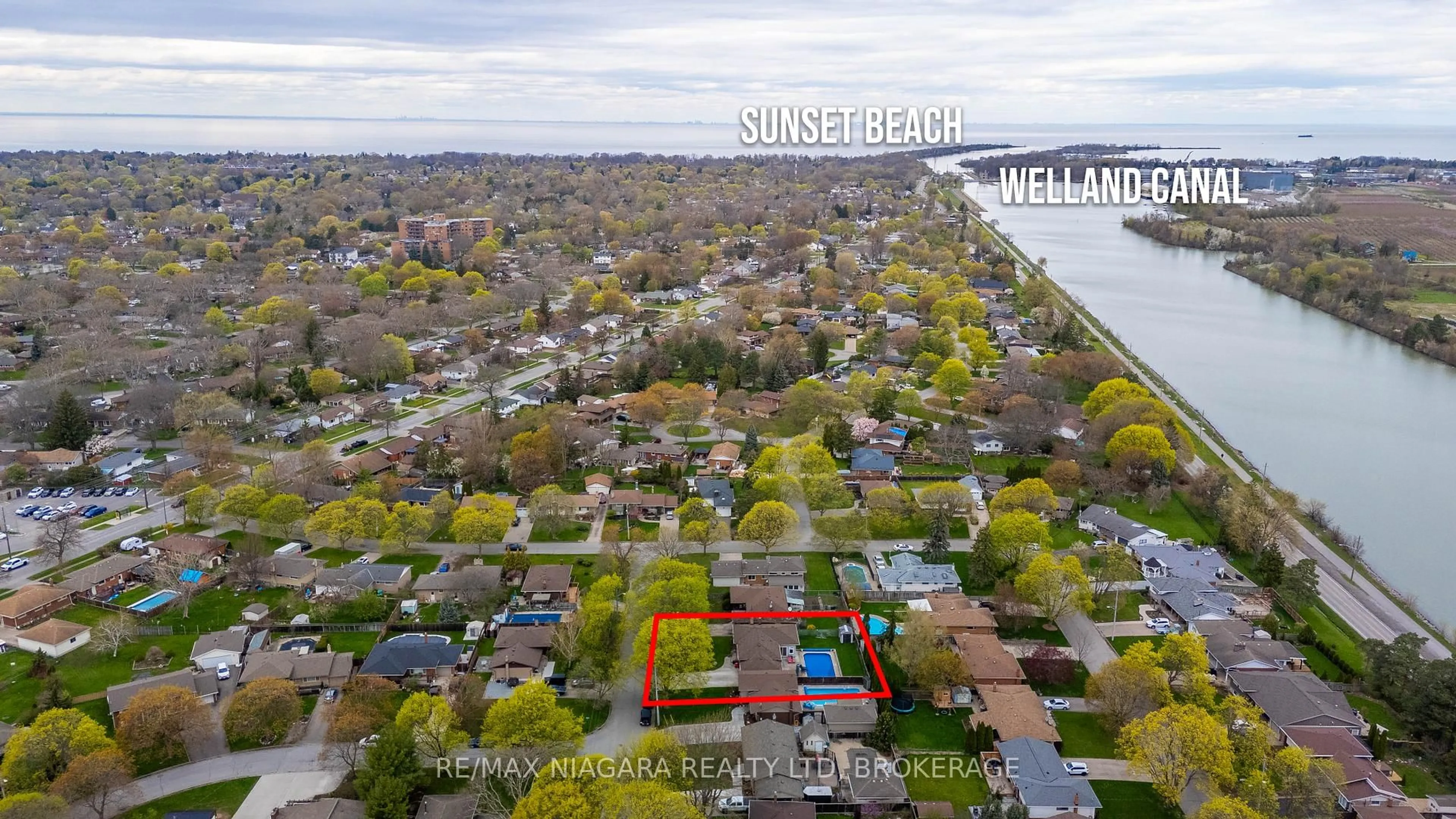 A pic from outside/outdoor area/front of a property/back of a property/a pic from drone, water/lake/river/ocean view for 36 St Lawrence Dr, St. Catharines Ontario L2M 2T9
