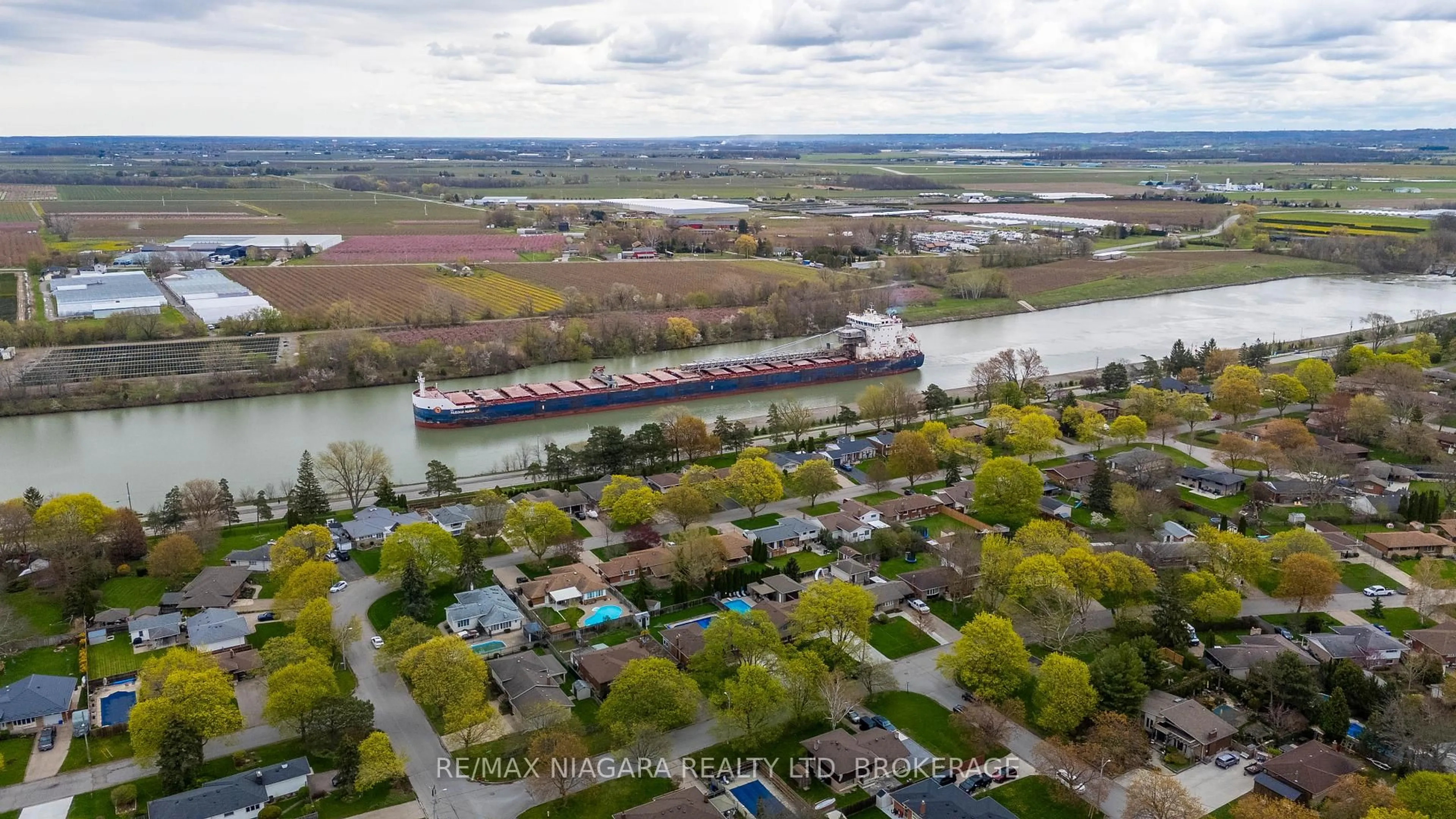 A pic from outside/outdoor area/front of a property/back of a property/a pic from drone, water/lake/river/ocean view for 36 St Lawrence Dr, St. Catharines Ontario L2M 2T9