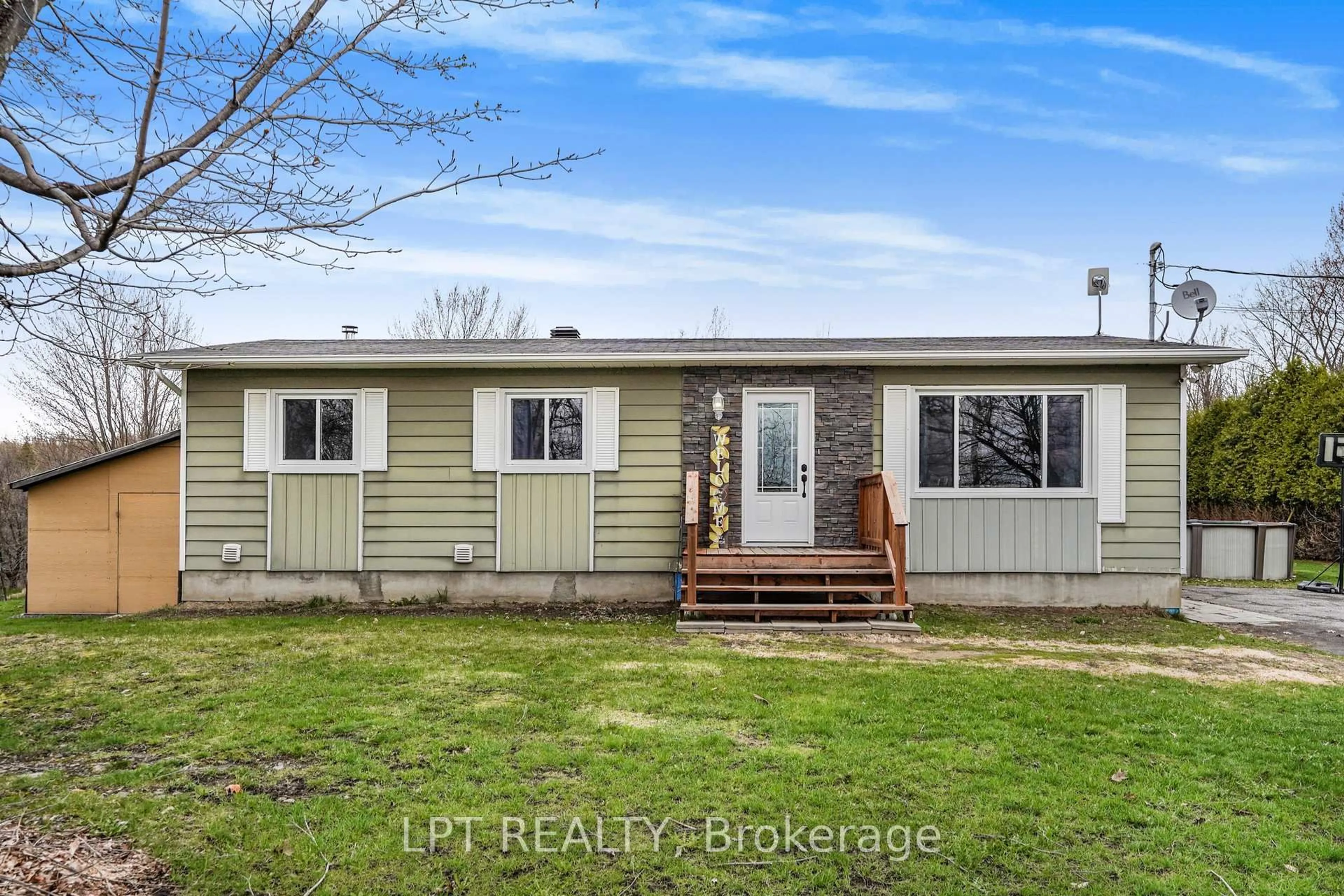 Home with vinyl exterior material, water/lake/river/ocean view for 548 Pharand St, Champlain Ontario K0B 1K0