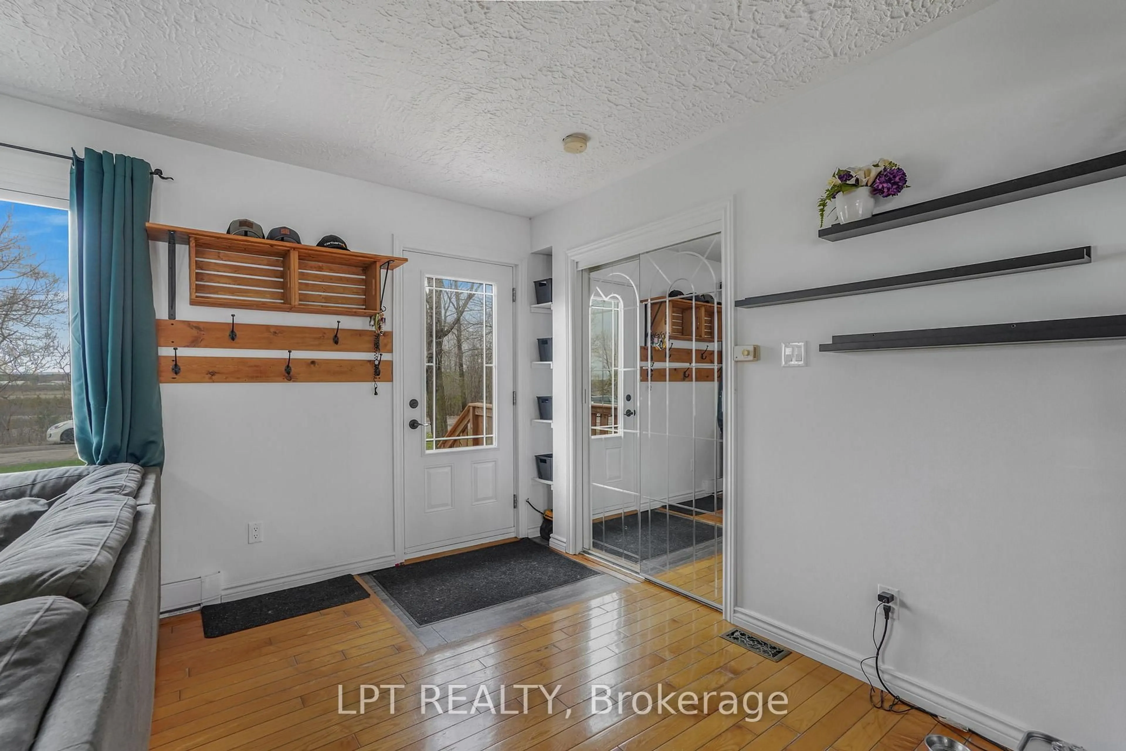 Indoor entryway for 548 Pharand St, Champlain Ontario K0B 1K0